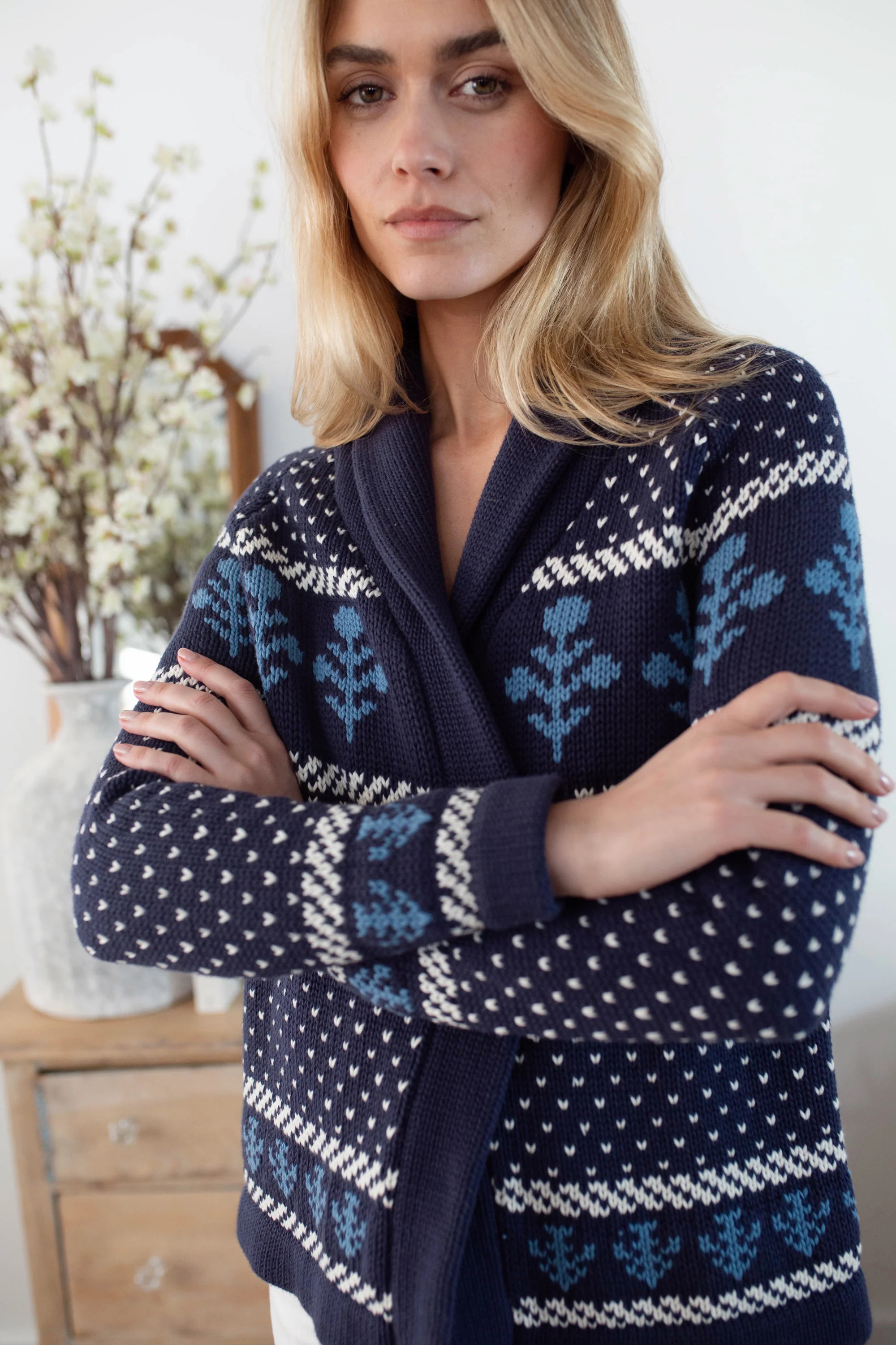 Marea Shawl Cardigan in Intarsia Flower – Navy | Marea