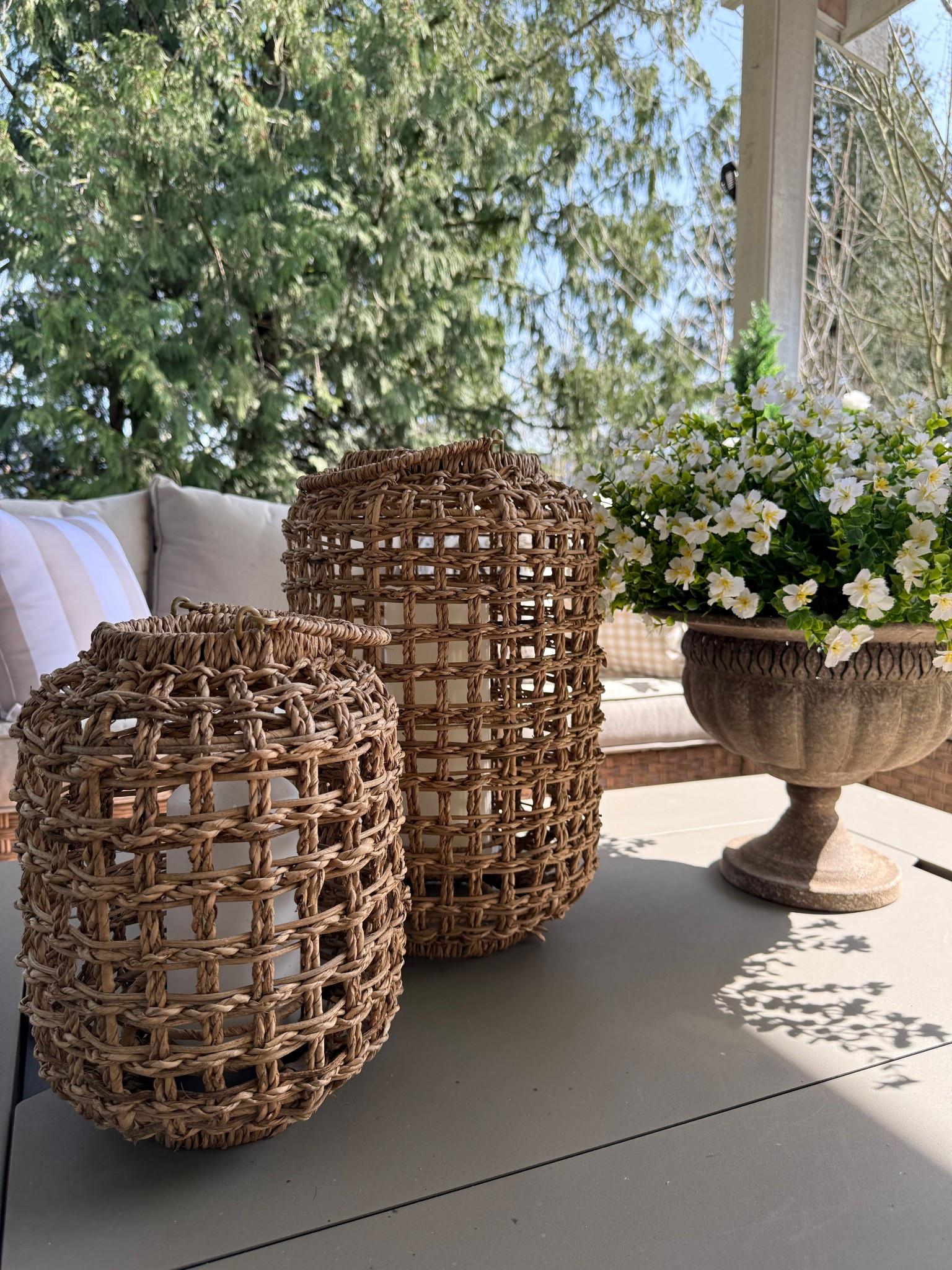 The prettiest woven lanterns for the patio. Love these ones from Pottery Barn! 