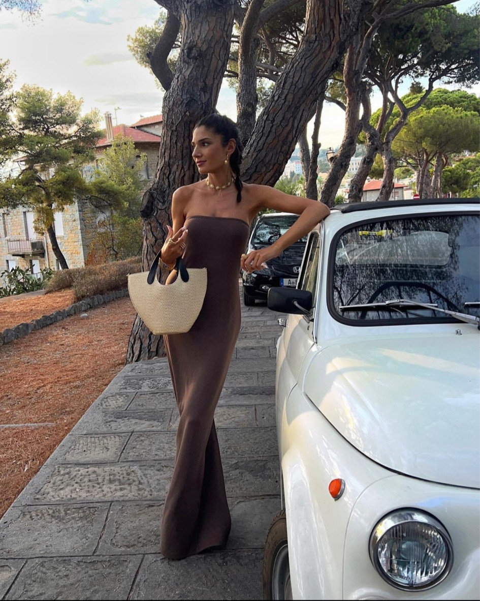 Longue robe moulante, robe bustier moulante, longue robe bustier marrons foncé, sac fourre-tout en paille, sac tendance en paille, boucles d’oreilles soleil 

#LTKunder50 #LTKstyletip #LTKSeasonal