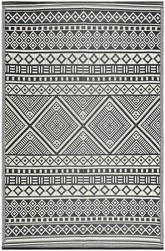 Lightweight Indoor Outdoor Reversible Plastic Area Rug - 5.9 x 8.9 Feet - Texas - Black/White | Amazon (US)