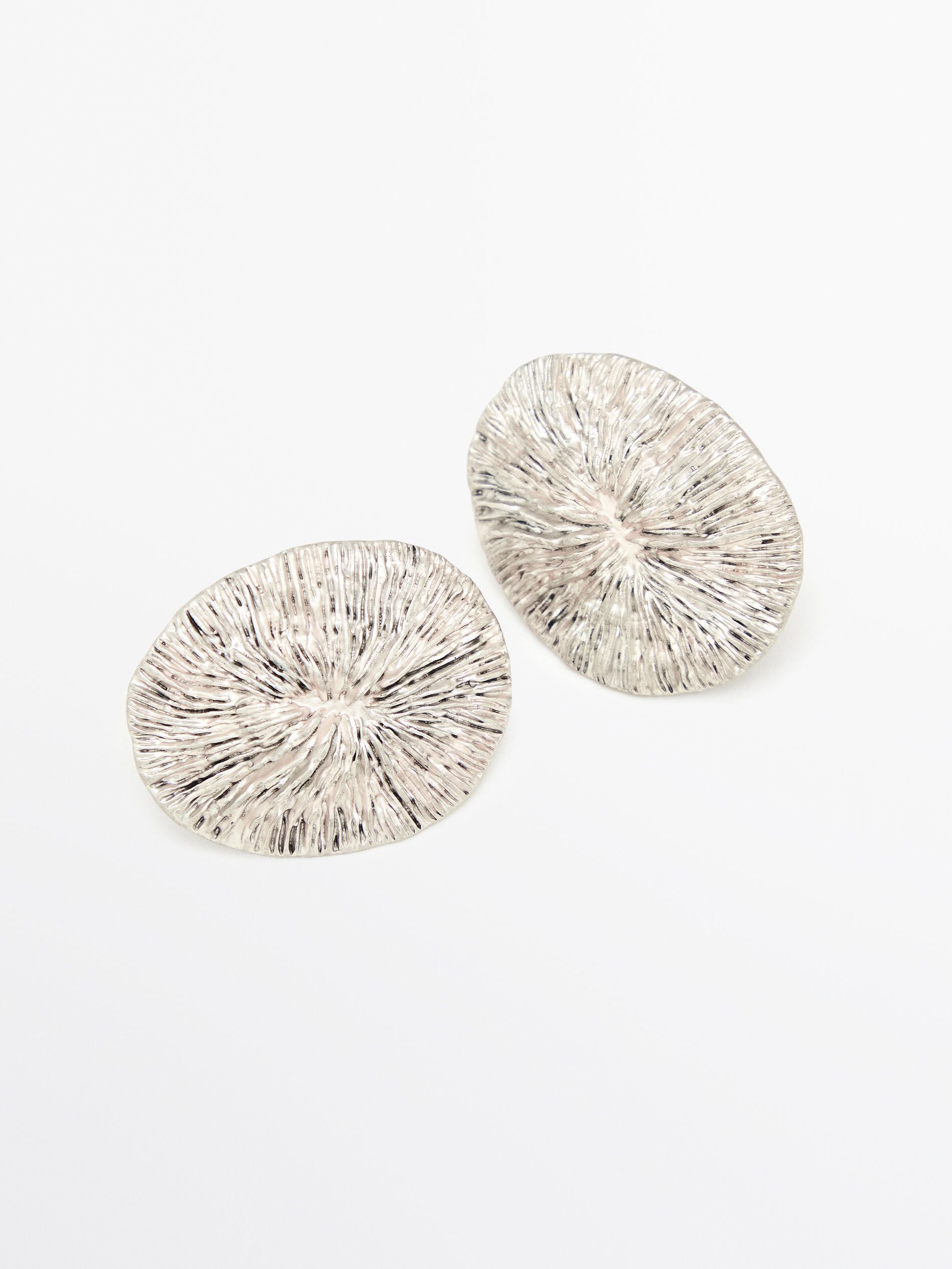 Textured oval earrings | Massimo Dutti UK