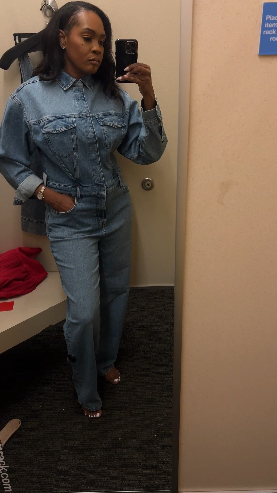 This Good American jumpsuit is so good. This is a piece you grab now and save for later. I’m wearing a s/m. I would go up a size for a baggier look. Otherwise , grab your true size. 

#Tryon #DenimLooks