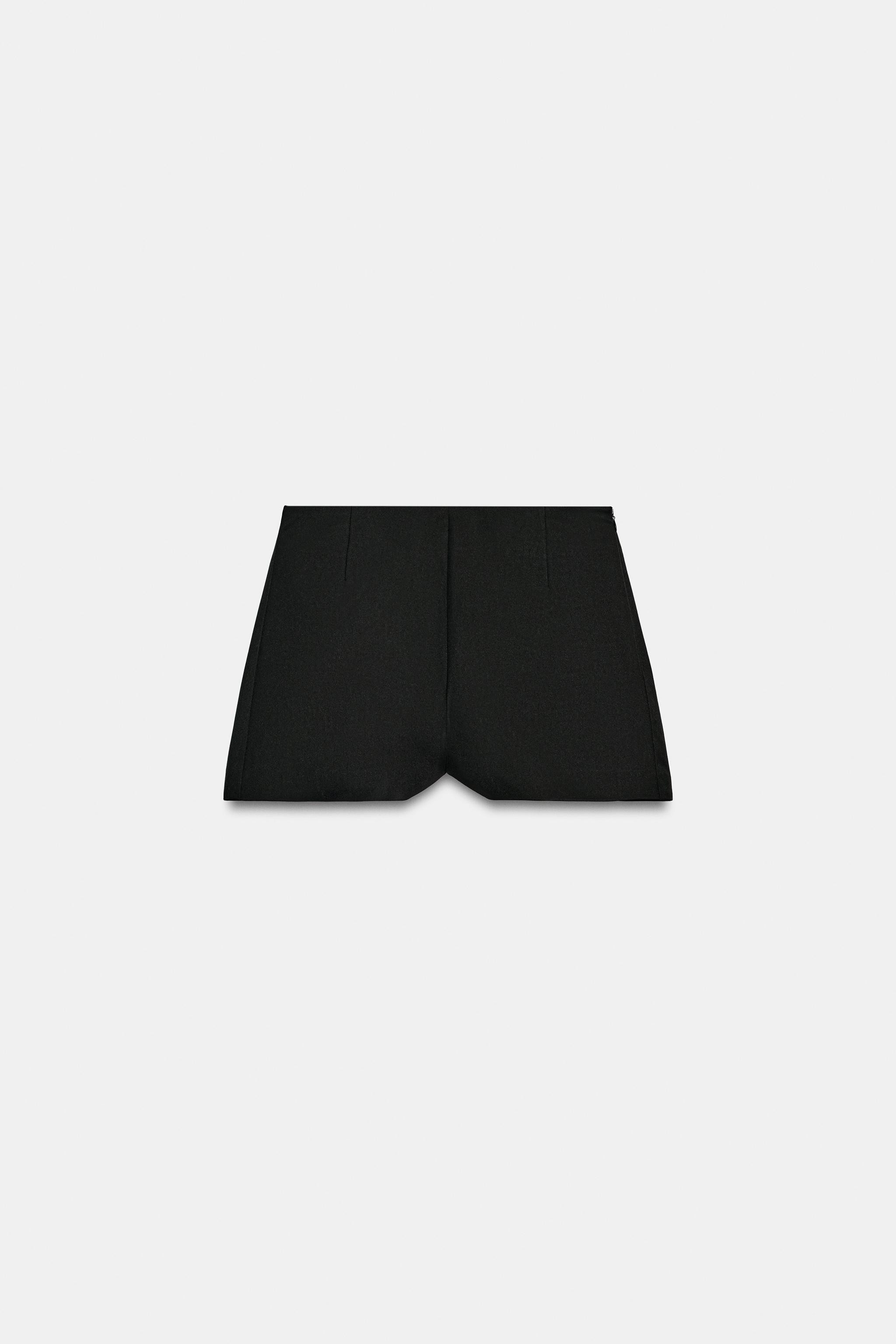 Model height: 181 cmHigh-waist shorts featuring matching inner lining and an invisible side zip f... | Zara UK