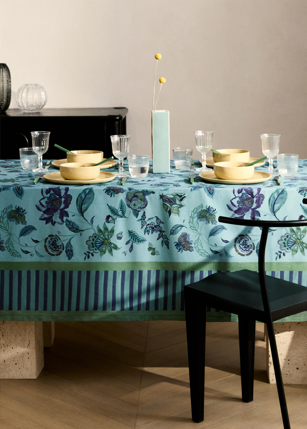 Floral-print cotton tablecloth for 6 to 8 diners - Home | MANGO USA | Mango (US/MX/AU)