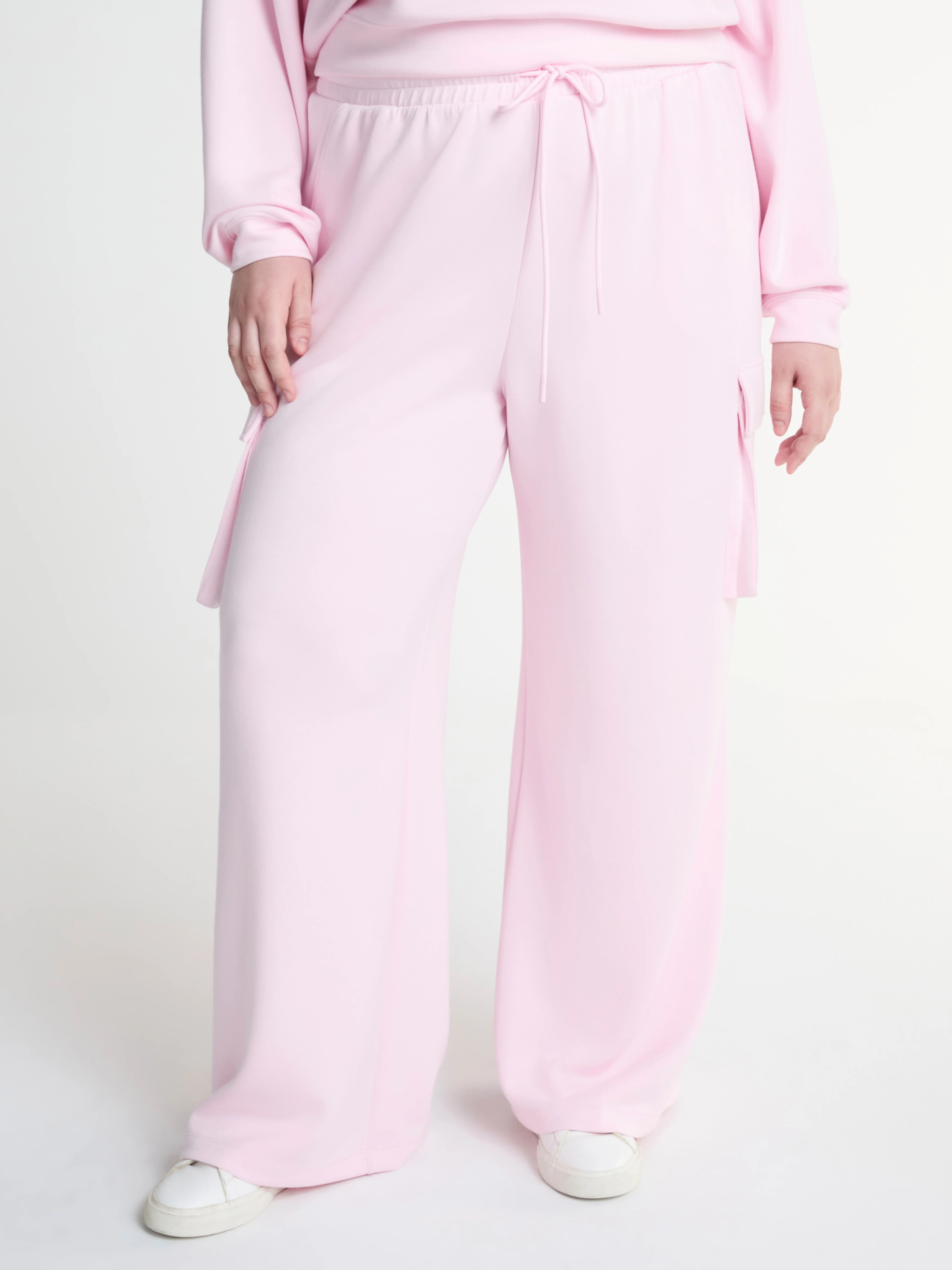 Scoop Women’s and Women’s Plus Ultimate ScubaKnit Wide Leg Cargo Sweatpants, Sizes XS-4X - Wa... | Walmart (US)