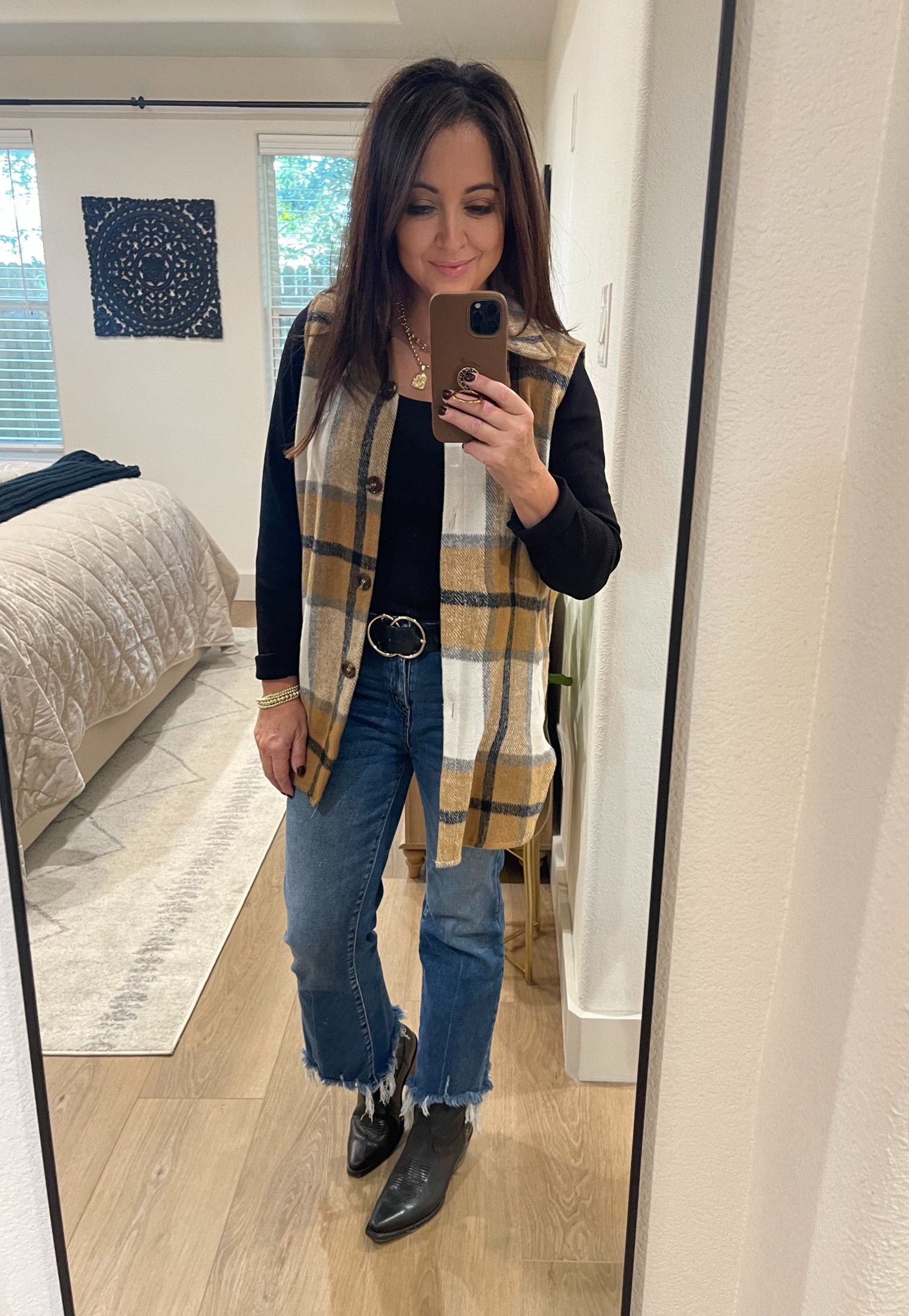 It’s a little warm here for full shackets so I’m glad I found this sleeveless one. It comes in many colors. If you are looking for comfortable cowboy boots. My Tecovas are comfortable and I can walk for long periods of time without my feet hurting! 
Shacket vest M