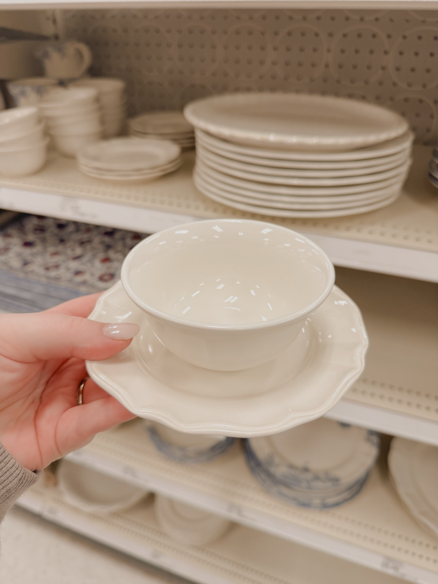 New @Target finds we are loving for the spring season 🌺 The white plates and bowls came home with us 😍👏🏻



#target #targetfinds #targetstyle #neutralhome #neutraldecor  