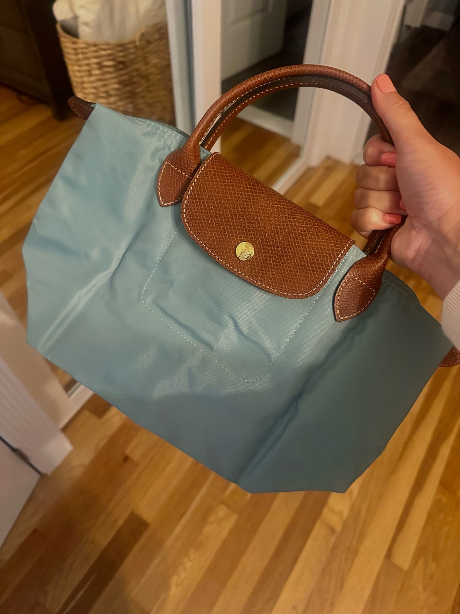 I’ve had my eye on the smaller #longchamp bag for a minute — this color is perfectionnnnn. I had the larger tote 100 years ago but digging this smaller size now. #handbag

#LTKootd #LTKmorningroutine #LTKOver40