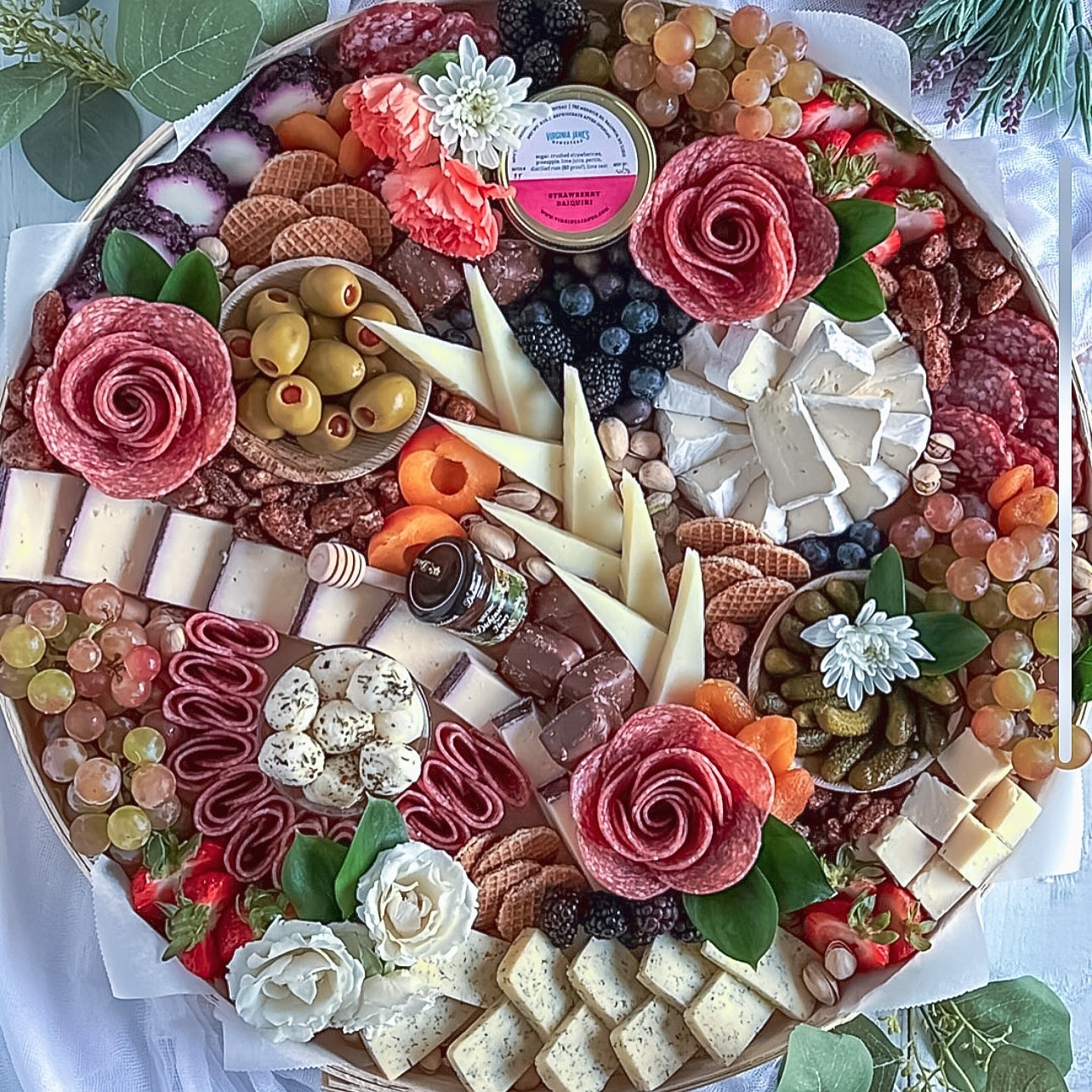 Swipe to build ➡️➡️➡️

#fyp #charcuterieandthings #charcuterieboard #cheeseboard #foodstyling #diy #charcuterietips #buildaboard #swipe