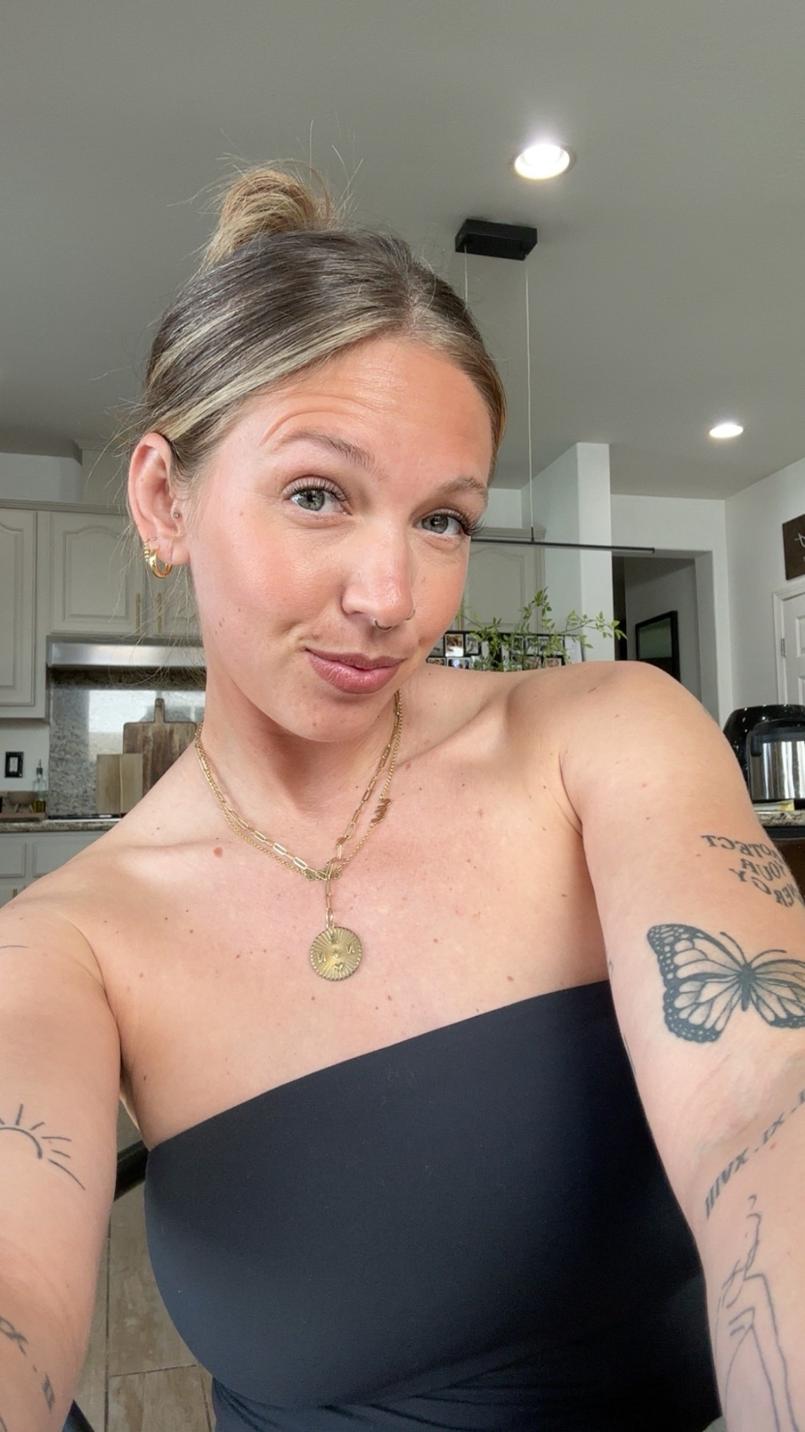 All products used ! Easy & effortless make up routine + the perfect lip combo! 👄 

DIBS (FACE) 
+ desert island duo blush/bronzer stick SHADE 2
+ double ended duo brush 
+ duet baked bronzer in caramel cappuccino 
+ love beam setting spray 

 (LIPS)
+ outer liner Frappuccino
+ inside liner cinnamon brown (ombré it into the outer color) 
+ finish it with outrageous plumping gloss shade 07 pink pout