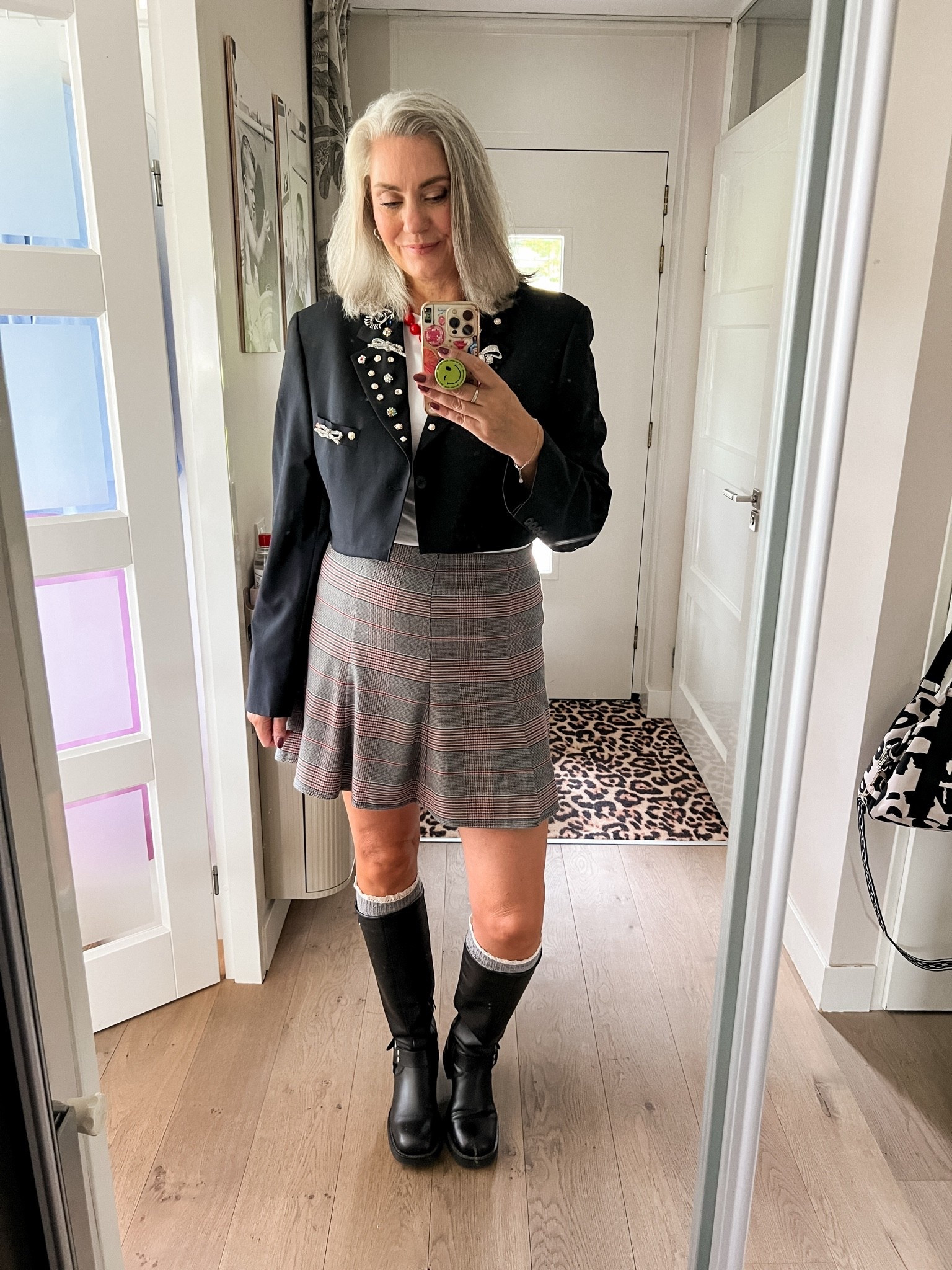 OOTD - zaterdag. Een cropped blazer (mannen blazer van de kringloop en laten croppen door Sewture) die ik heb bedazzled met pins en broches. Een slim fit wit t-shirt, een geruit mini rokje (42) kniekousen (oud) en leren hoge biker boots (oud, van Haren).

#LTKnederlands #LTKeurope #LTKautumn