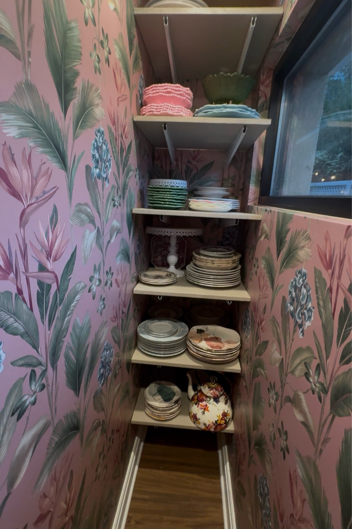 A little corridor, a lot of charm 🌸✨
Bringing British heritage to life with this romantic floral moment. It’s proof that even the smallest spaces can tell the most beautiful stories! I love how this wallpaper transforms a simple pantry into a cozy, collected corner full of character.

Wallpaper: Home Depot

#BritishStyle #EnglishCountryHome #FloralWallpaper #HomeDepotFinds #PantryGoals #CottageStyle #VintageInspired #CozyHome #InteriorInspo #CharmingSpaces #WallpaperLove #TraditionalHome #HomeDecorInspo #TimelessStyle #RomanticHome #mrsofthehome