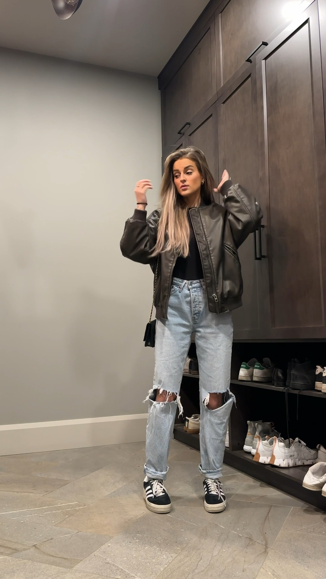 Just a Mom trying to leave without the kids noticing 😮‍💨😂

I couldn't find the exact jeans but linked similar! I get them in the long length! Jacket is Zara so I can’t link it, but code is 4341/728 and I’m wearing a S! 💓