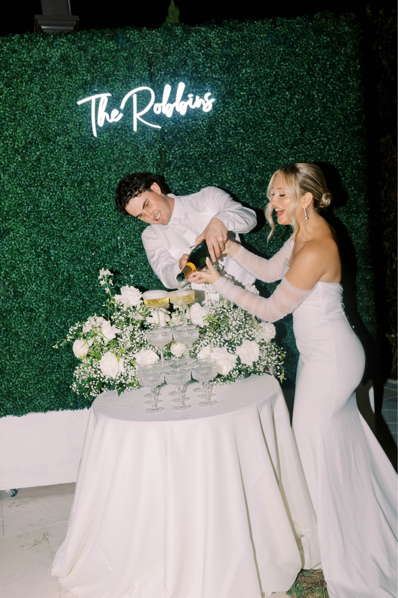 Item details
Size: 30 in | 75 cm cm
Font: #6 Barchelony 
Color: Cool white 