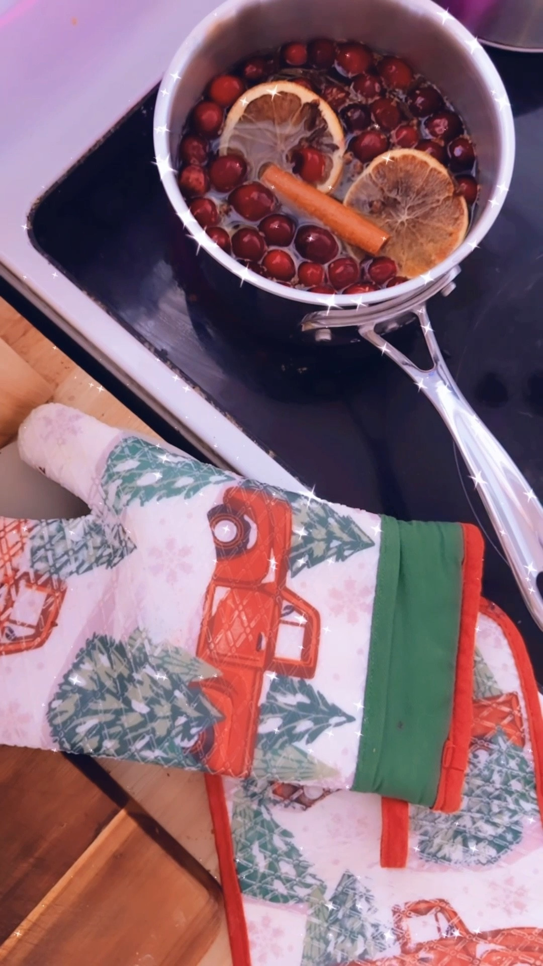 Started off this beautiful Christmas Eve morning with our cutie potpourri gifted 🎁 to us from sweet @briannagracewarren ❤️ - our home smells like a Christmas dream, y’all!! 😍✨