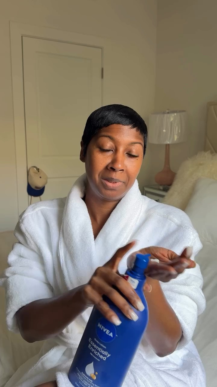 🫣 We gotta catch up! 
A little Skin Care X Catch up session 

@Vaseline Robe 🥰
@garnier Micellar Cleansing Water - Vitamin C
@laneige_us Cream Skin Toner Moisturizer 
@caudalie Brightening Eye Cream
@youthtothepeople Superfood Skin Drip Glow Serum 
@youthtothepeople Superfood Air-Whip Moisture Cream 
@versed Exfoliating Lip Scrub