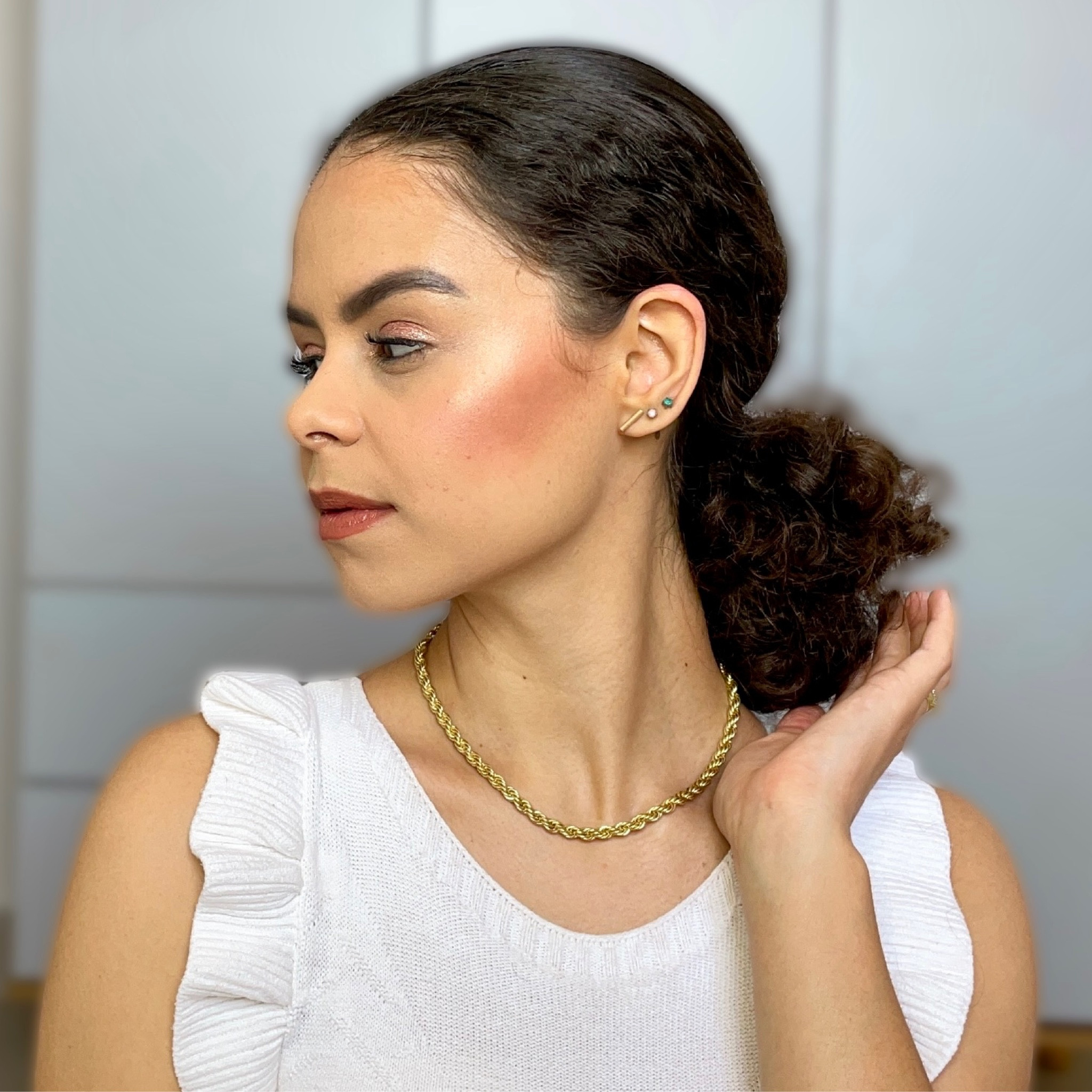 Coque baixo fica um penteado super elegante e chique. Para o cabelo cacheado ficar bonito com esse penteado, é necessário abaixar bem o frizz e deixar o com aspecto “lambido”! Confira os produtos que eu gosto de usar para fazer esse penteado. 

#LTKbeauty #LTKworkwear #LTKbrasil