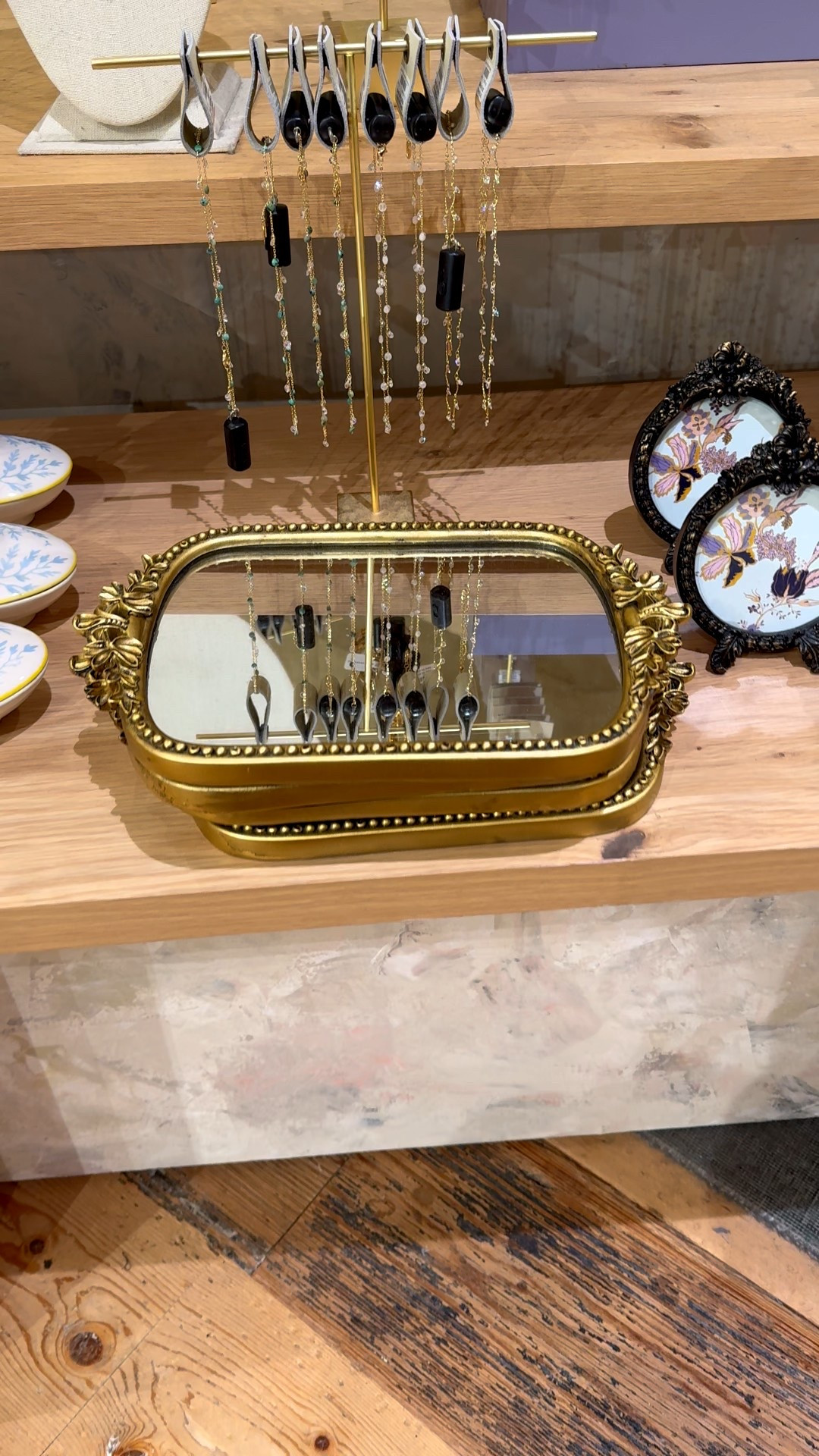 This Gleaming Primrose vanity tray from Anthropologie makes a great holiday gift


#LTKGiftGuide #LTKCyberWeek #LTKHome