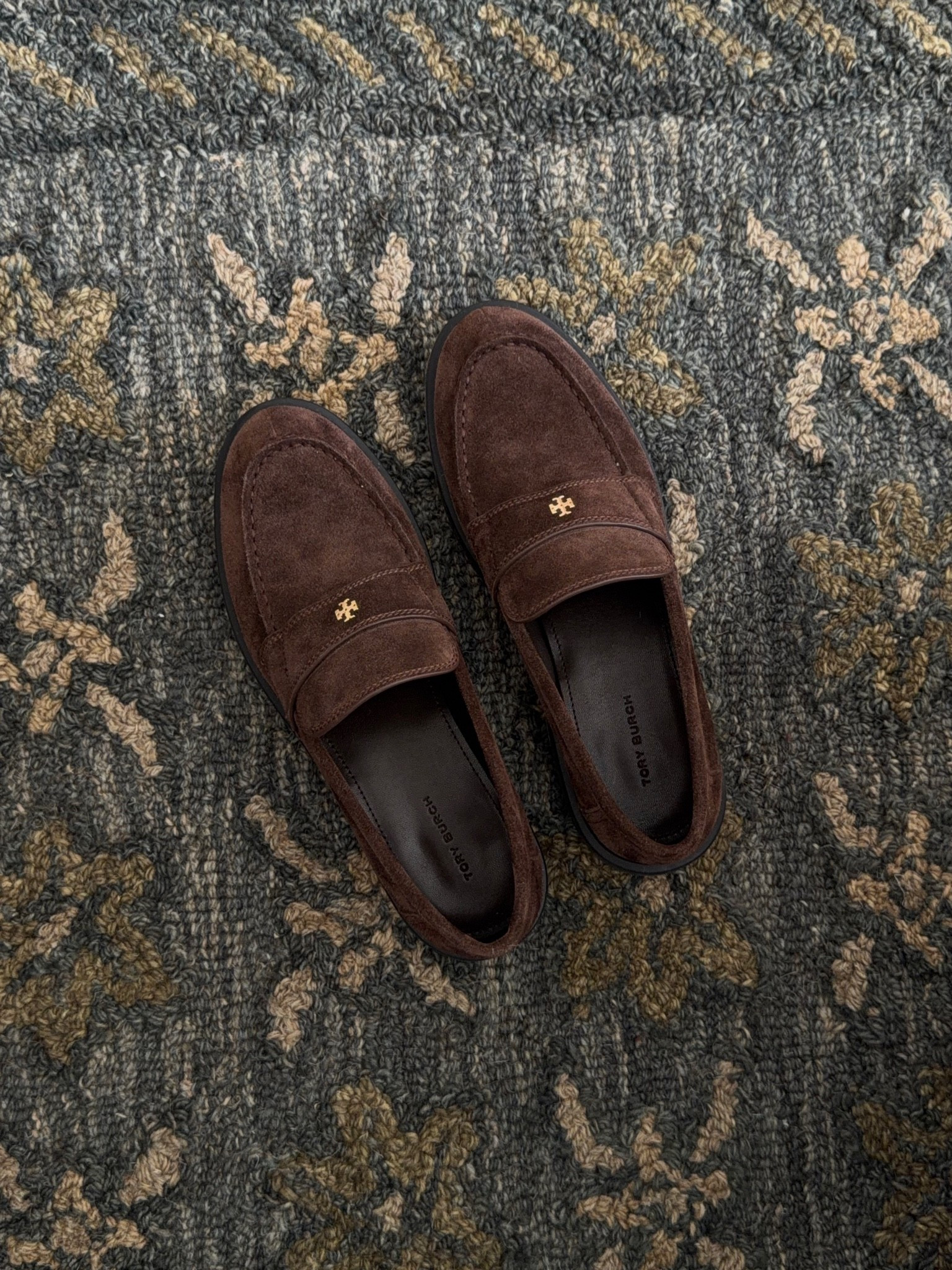 Cutest loafers!! I’m so picky with them seriously these are comfy, true to size, perfect shape not too pointy and flat. Love the chocolate brown!! Tts 8 and on sale!!

#loafer #loafers #toryburch #fallshoes #sale