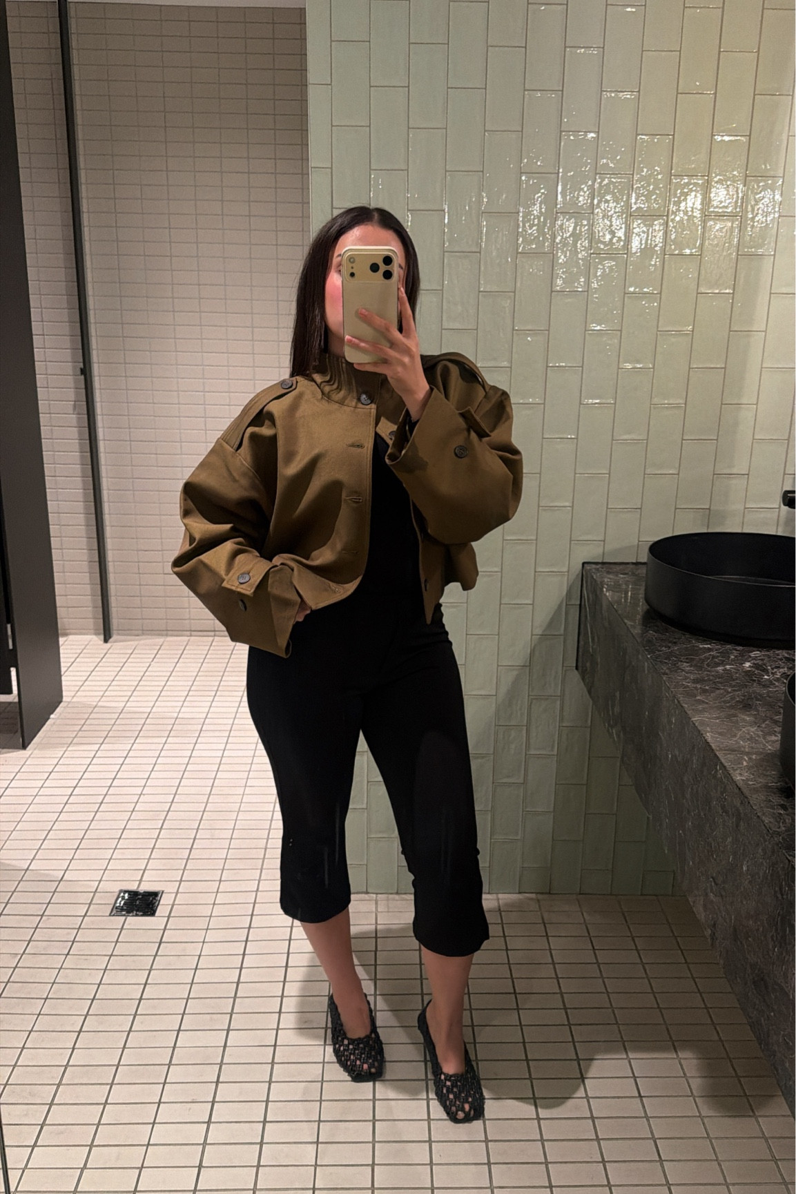 the chicest cropped funnel khaki trench for this autumn winter !! 

#LTKautumn #LTKaustralia #LTKmodest