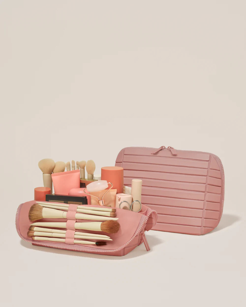 the small blush traveller | Parallelle
