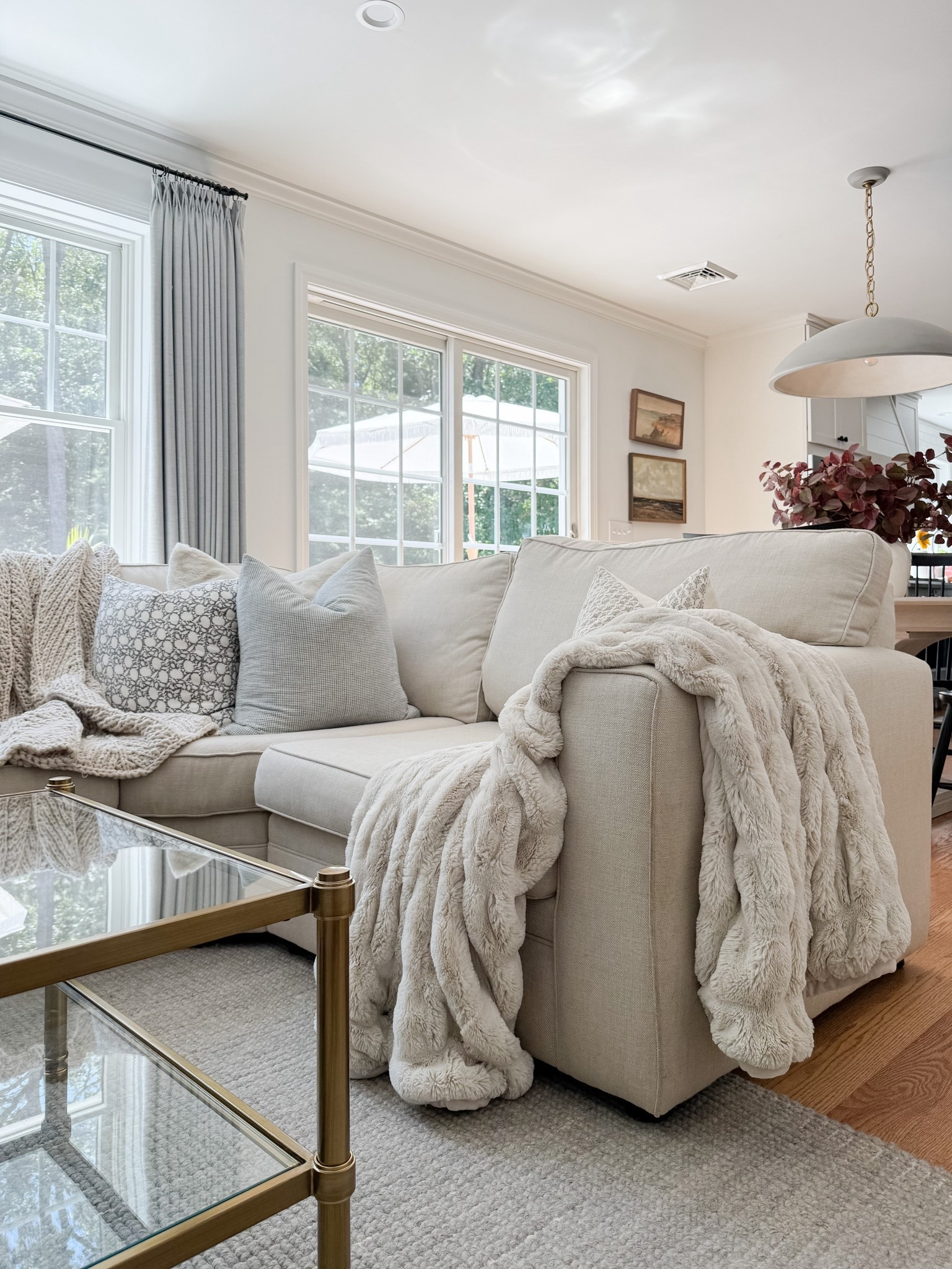 Coastal Living Room

Coastal living room  throw blanket, throw pillows, potter barn sofa, faux fern, concrete planter, white decorative boxes, jute rug, sherri calnan home 

 

#LTKStyleTip #LTKHome