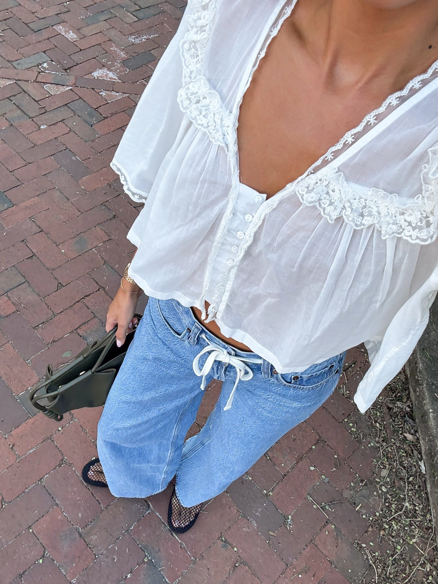 Spring outfit!! 🤍  Wearing size XS top (OOS but I've linked similars), size 25 low rise baggy jeans 


Spring fashion 
Spring outfit 
Boho chic outfit
Lace top 
Abercrombie jeans
Abercrombie sale

#LTKSaleAlert #LTKSeasonal