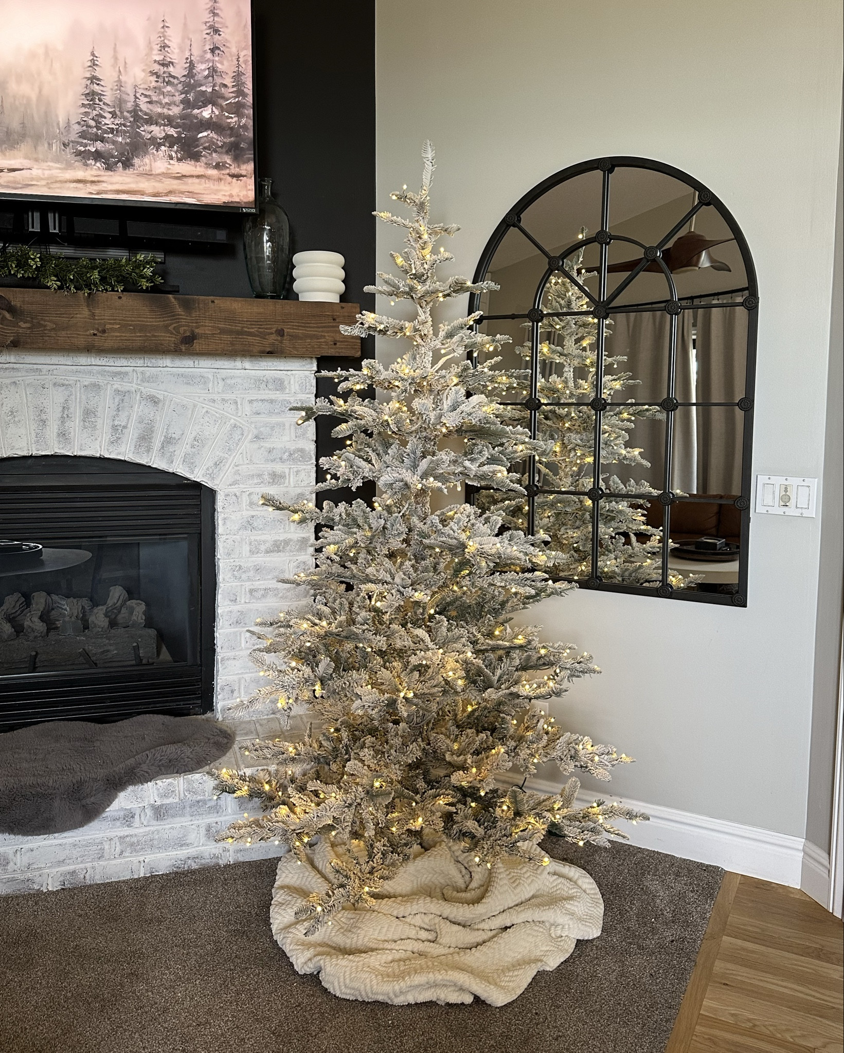 7' King Noble Flock Artificial Christmas Tree with 500 Warm White LED Lights 

#LTKSeasonal #LTKHoliday #LTKSaleAlert