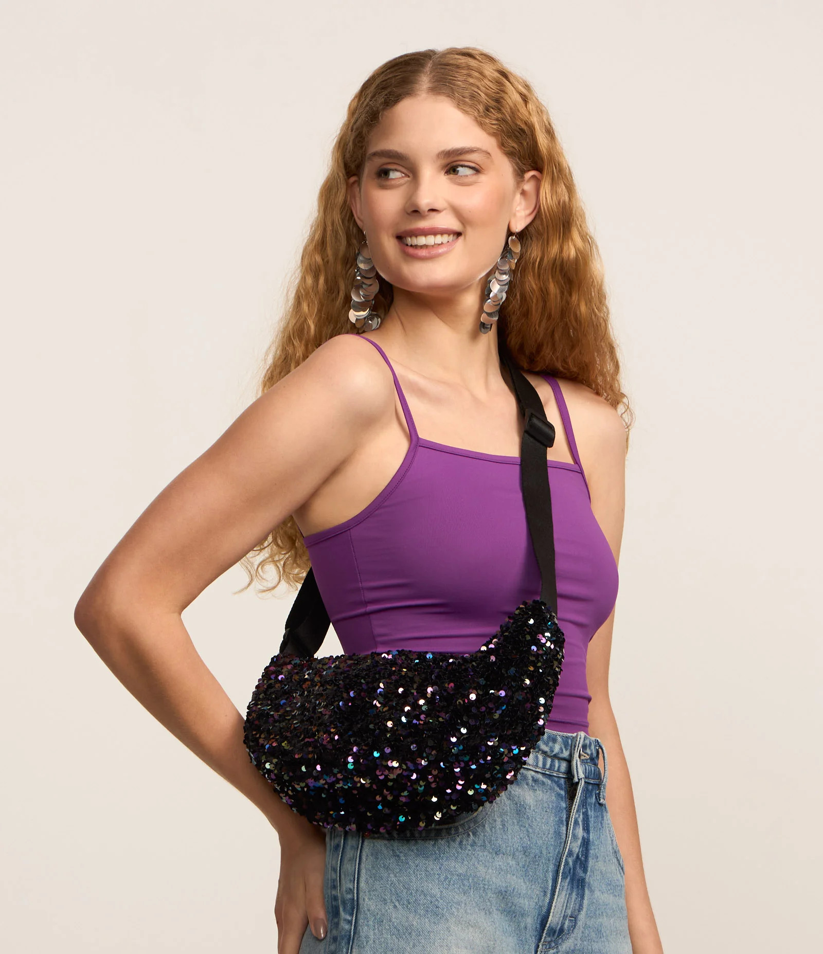 Bolsa Transversal em Paetê Holográfico Média Meia Lua com Zíper Preto - Lojas Renner | Renner (BR)