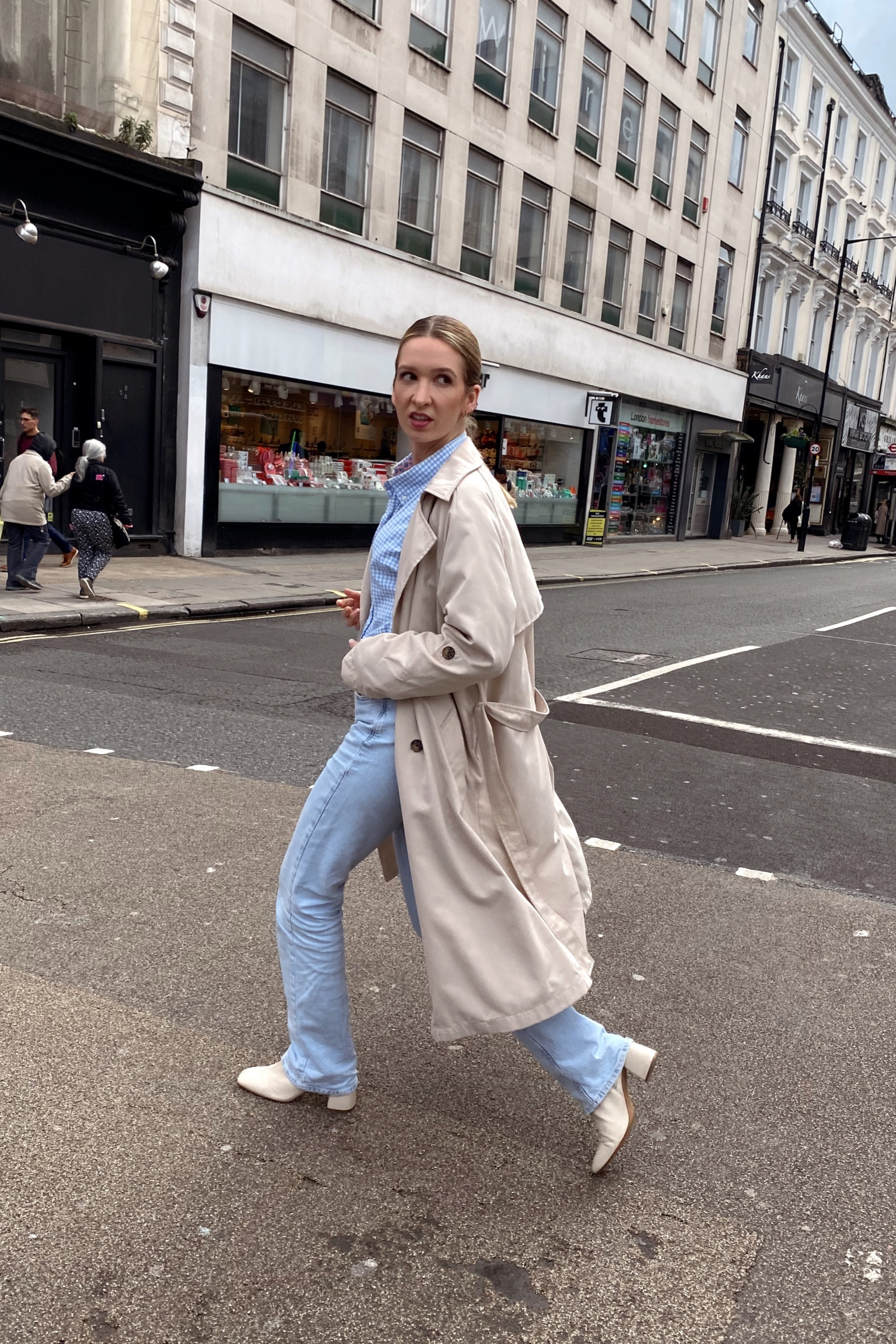 Insta & TikTok @pmmatter for outfit inspiration 🖤 Any questions? DM me on Insta! - minimal style, street style, casual elegant, easy outfit, everyday style, outfit inspiration, clean girl aesthetic, baby blue outfit, spring outfit, straight leg jeans, oversized shirt 