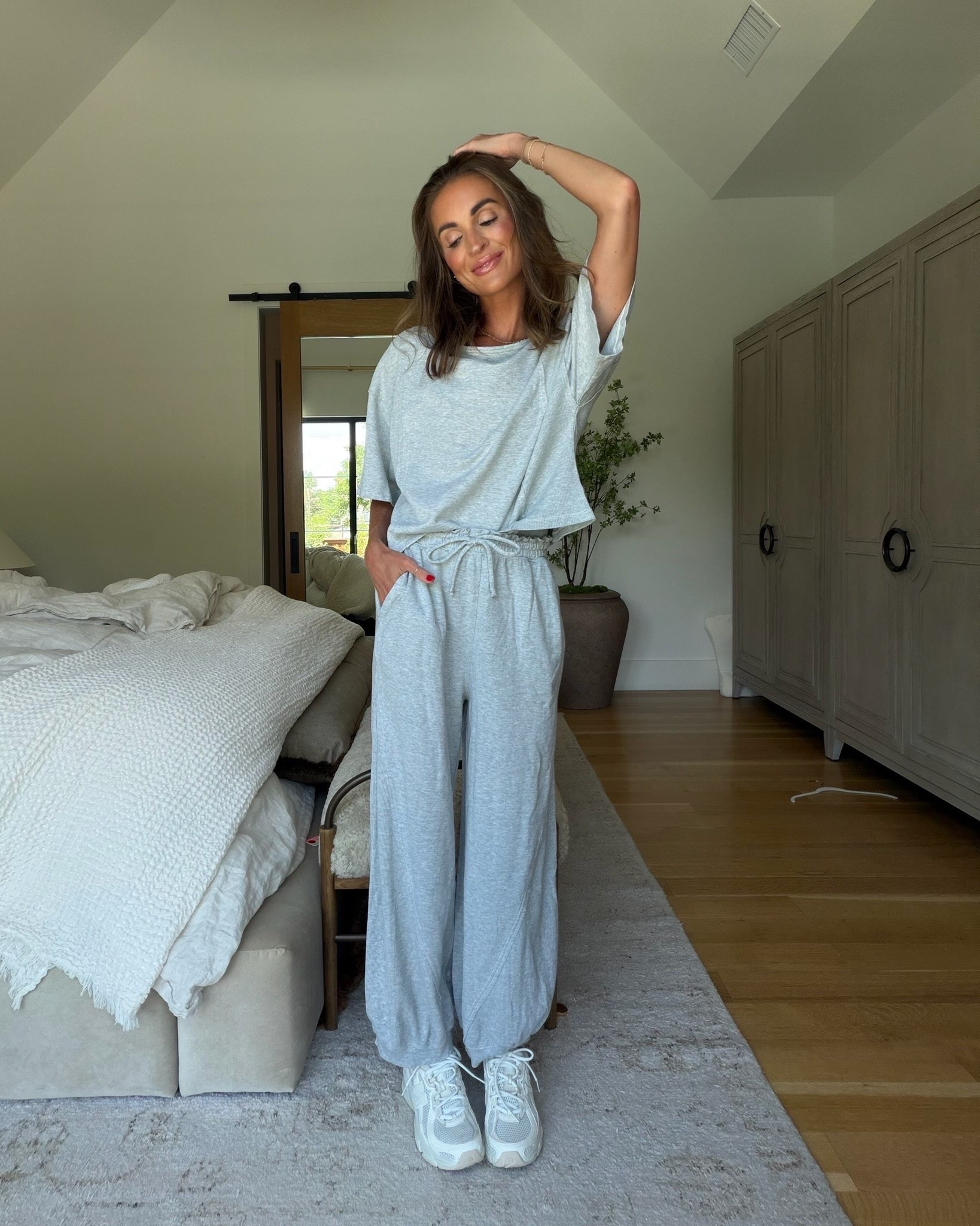 Cozy sets like this are always a wardrobe staple for me! 🙌🏼 good for travel days, lounging at home, or just everyday mom stuff! 🤍