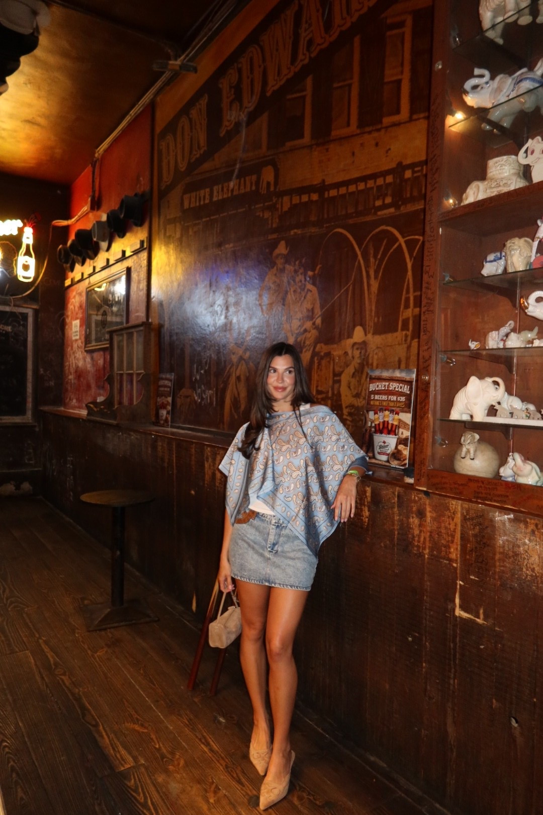 Outfit for the stockyards! Sized up in the skirt size 26 I’m loving this anthropology cape comes in multiple colors! 


#countryconcertoutfit #countryconcertlook #westernoutfit