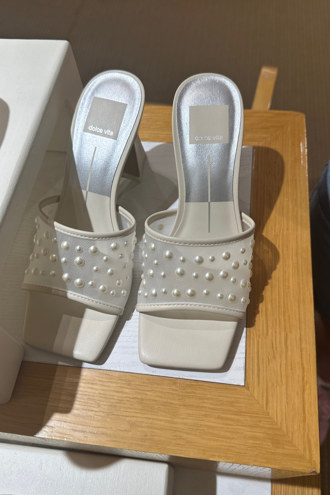 These heels are so cute for wedding events!! 