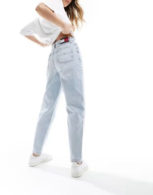 Tommy Jeans – Schmal zulaufende Mom-Jeans in heller Waschung mit sehr hohem Bund | ASOS (Global)