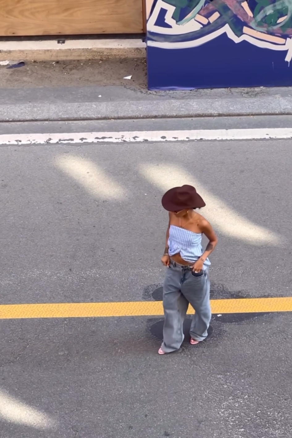 Top bustier coton top rayures bleu et blanc top fluide découpé top d’été bleu jean ample baggy taille basse bleu clair jean long oversize mules Cagole en cuir rose Balenciaga chapeau cow-boy marron 

#LTKstyletip #LTKshoecrush #LTKFind