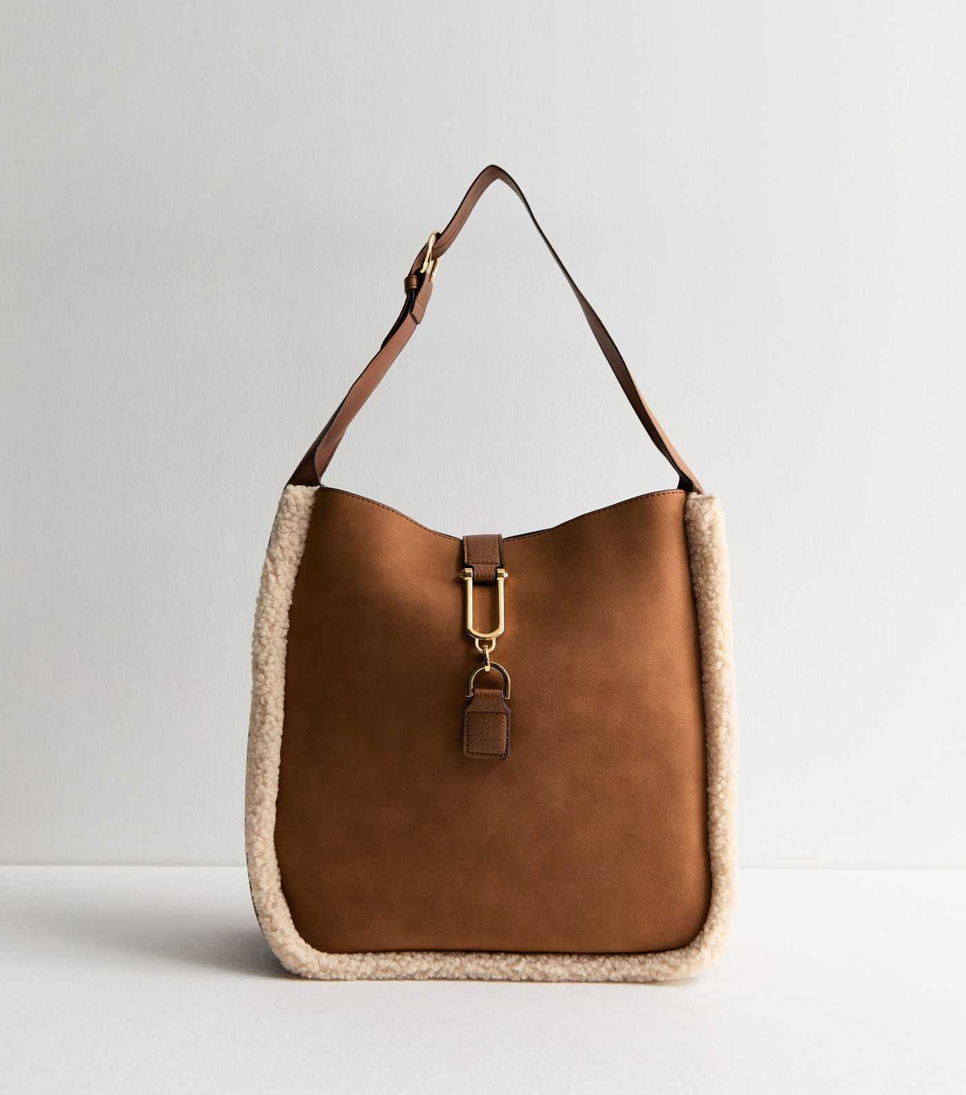 Tan Borg Trim Link Hobo Bag
						
						Add to Saved Items
						Remove from Saved Items | New Look (UK)