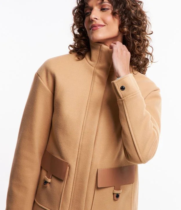 Casaco em Polyvelour com Detalhes em Material Sintético nos Bolsos Bege - Lojas Renner | Renner (BR)