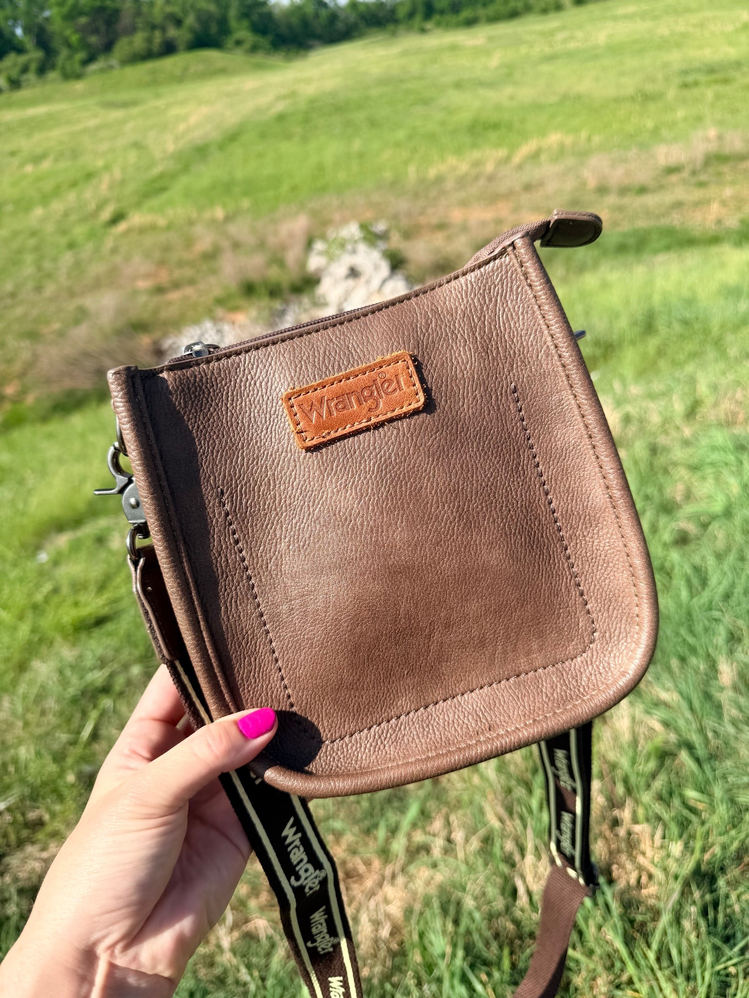 Western bag obsession? Yup, I have that. This little Wrangler crossbody is one of my favorites. Comes in plenty of color choices, but this one is a best seller. It’s the coffee brown 🤎 #WesternStyle #WranglerBag #Handbag 