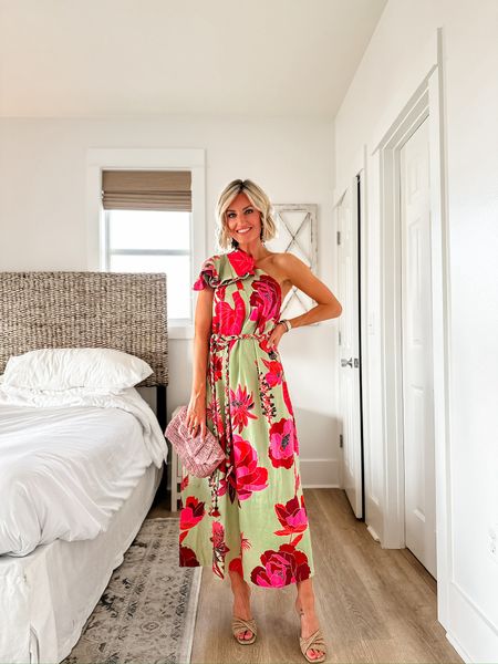 These colors are so good! Another great Farm Rio piece from Shopbop! Wearing XS 💕

Loverly Grey, resort wear inspo, floral dress 

#LTKSeasonal #LTKstyletip