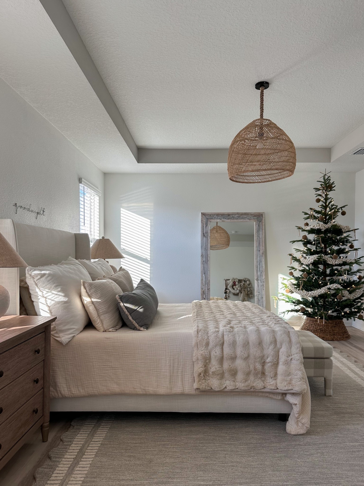 Our room for the holidays 🌲🤎

#LTKHoliday #LTKHome #LTKSeasonal