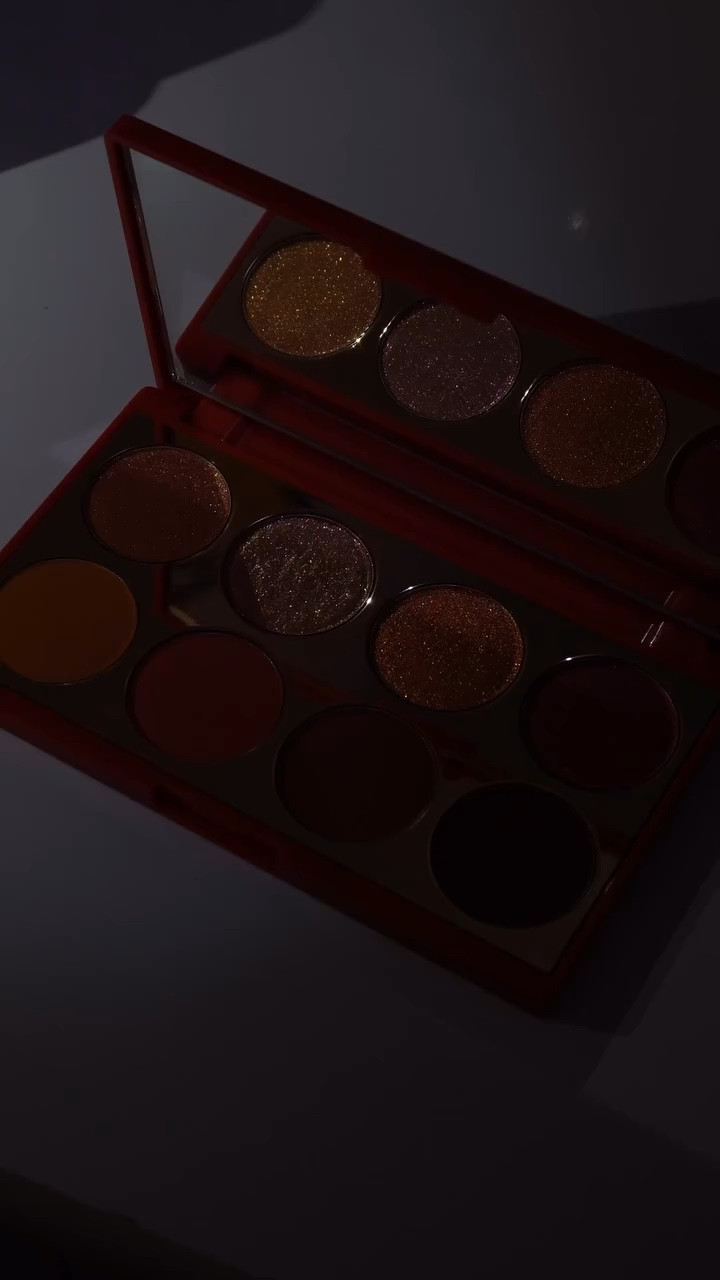 Um mar de aplausos para a Paleta Orange, que é sem sombra de dúvidas uma das minhas paletas de sombras favoritas dos últimos tempos, que paleta, que acerto de texturas e combinação de tons, @linhaniinasecrets vocês merecem um prêmio por este ícone! 
.
#linhaniinasecrets #linhaniinasecretsbyeudora #niinasecrets #niinasecretseudora #paletaorange