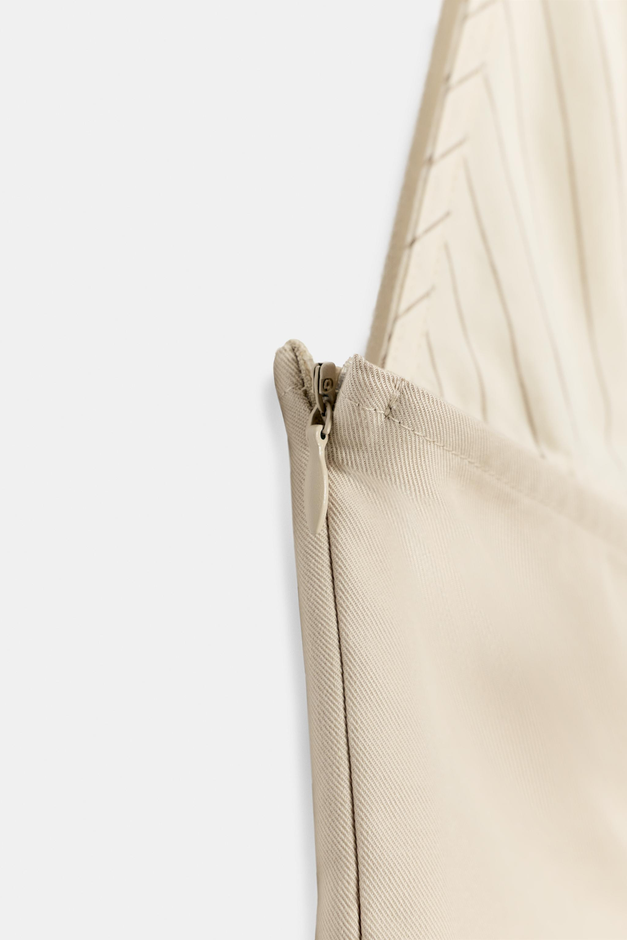 Short halter-neck dress with a V-neckline. Off-the-shoulder design. Contrasting fabric detail wit... | Zara US