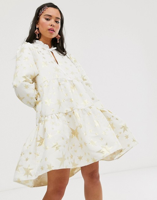 Sister Jane - Robe courte à volants en jacquard à motif étoile - Doré | ASOS FR