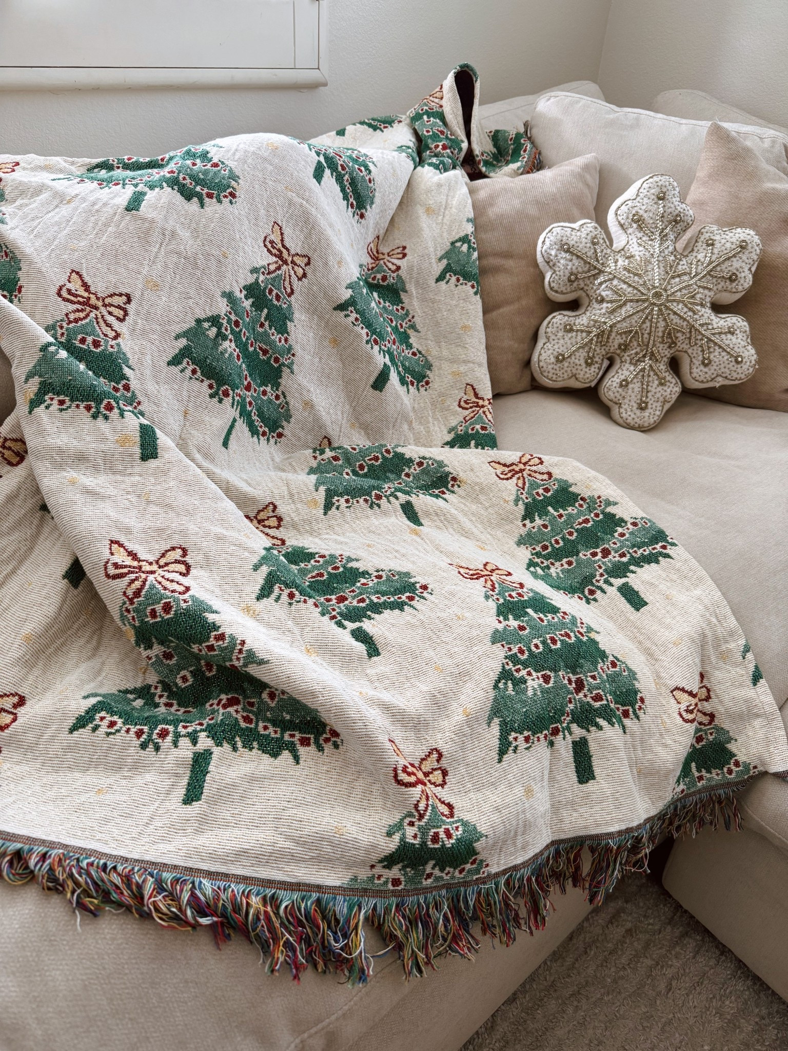 Christmas decor, throw blanket, Christmas tree, throw pillows, snowflake, gold, holiday decor, gifts  

#LTKHoliday #LTKHome #LTKSeasonal