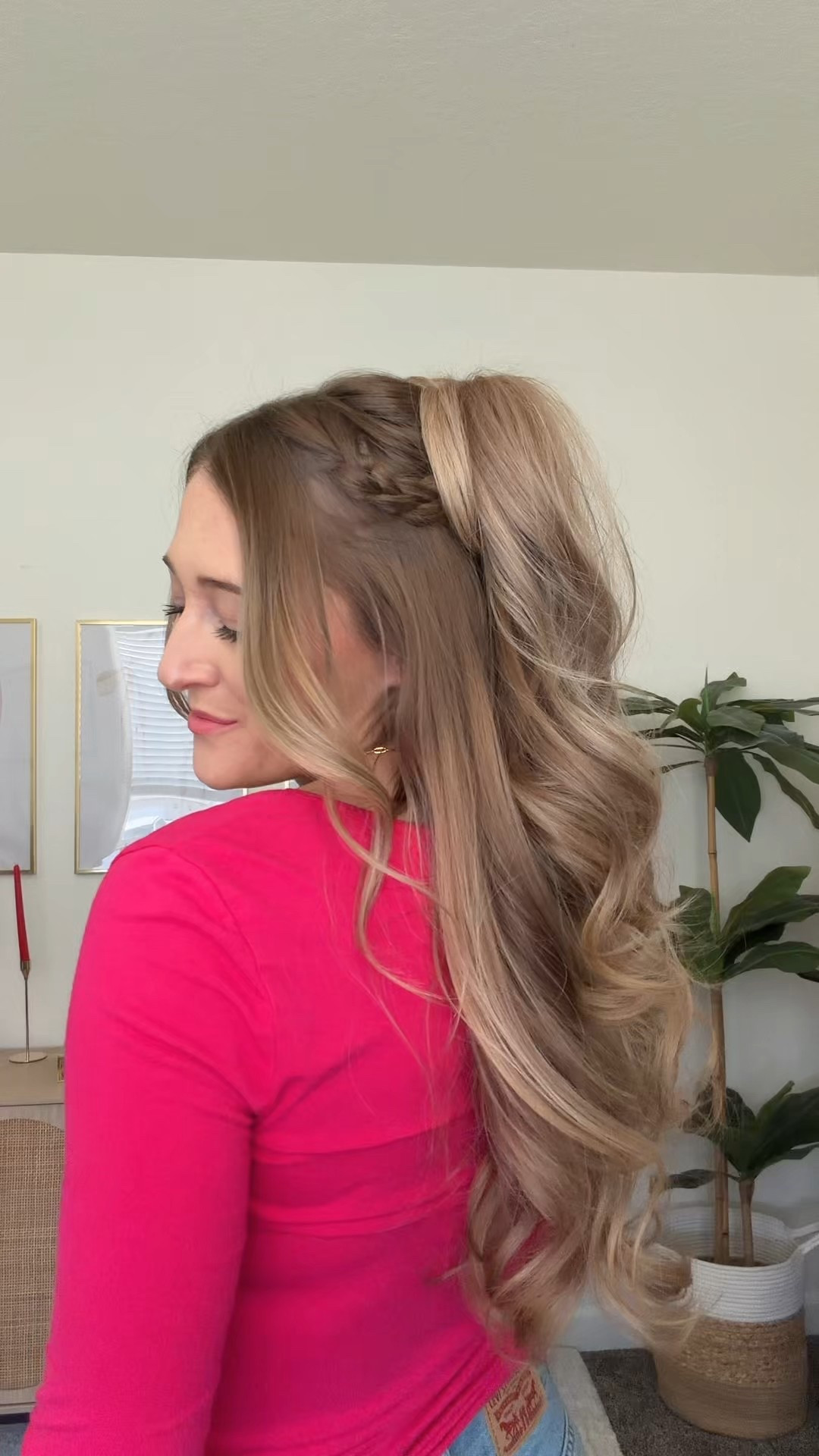Would you try the text me back half up hairstyle?? 💘📱💋 
#halfuphalfdown #xoxo