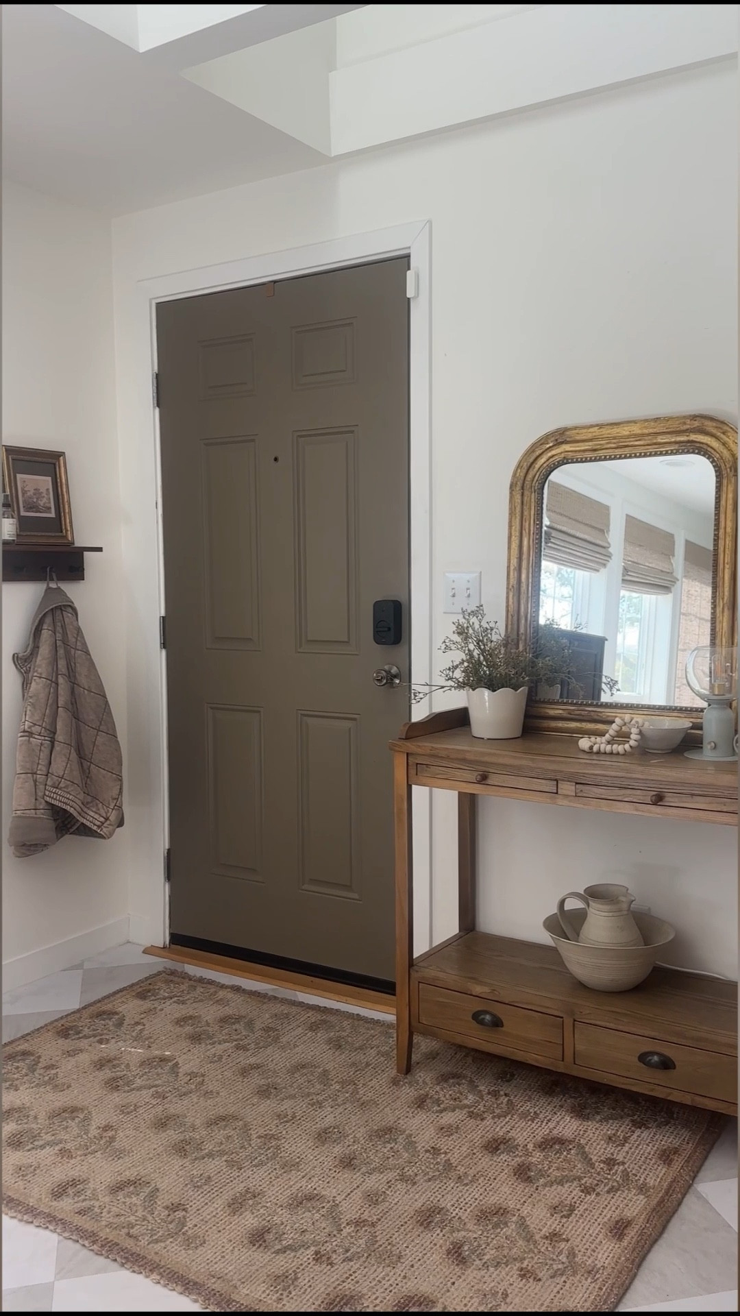 Cozy entry way decor inspo 

#LTKSaleAlert #LTKHome #LTKdayinmylife