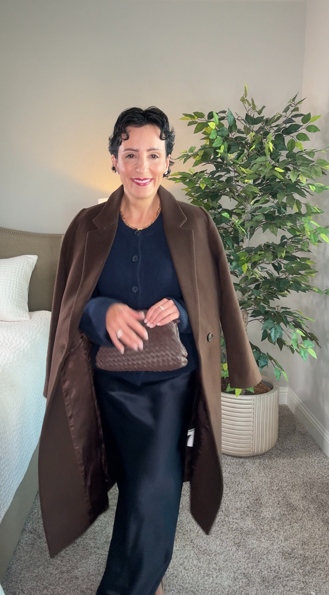 Starting my @onequince haul with this all-navy look — cashmere cardigan, silk skirt, and a hint of gold. It’s simple, timeless, and feels so luxe. The chocolate jacket on top just ties it all together. #quincepartner  

 