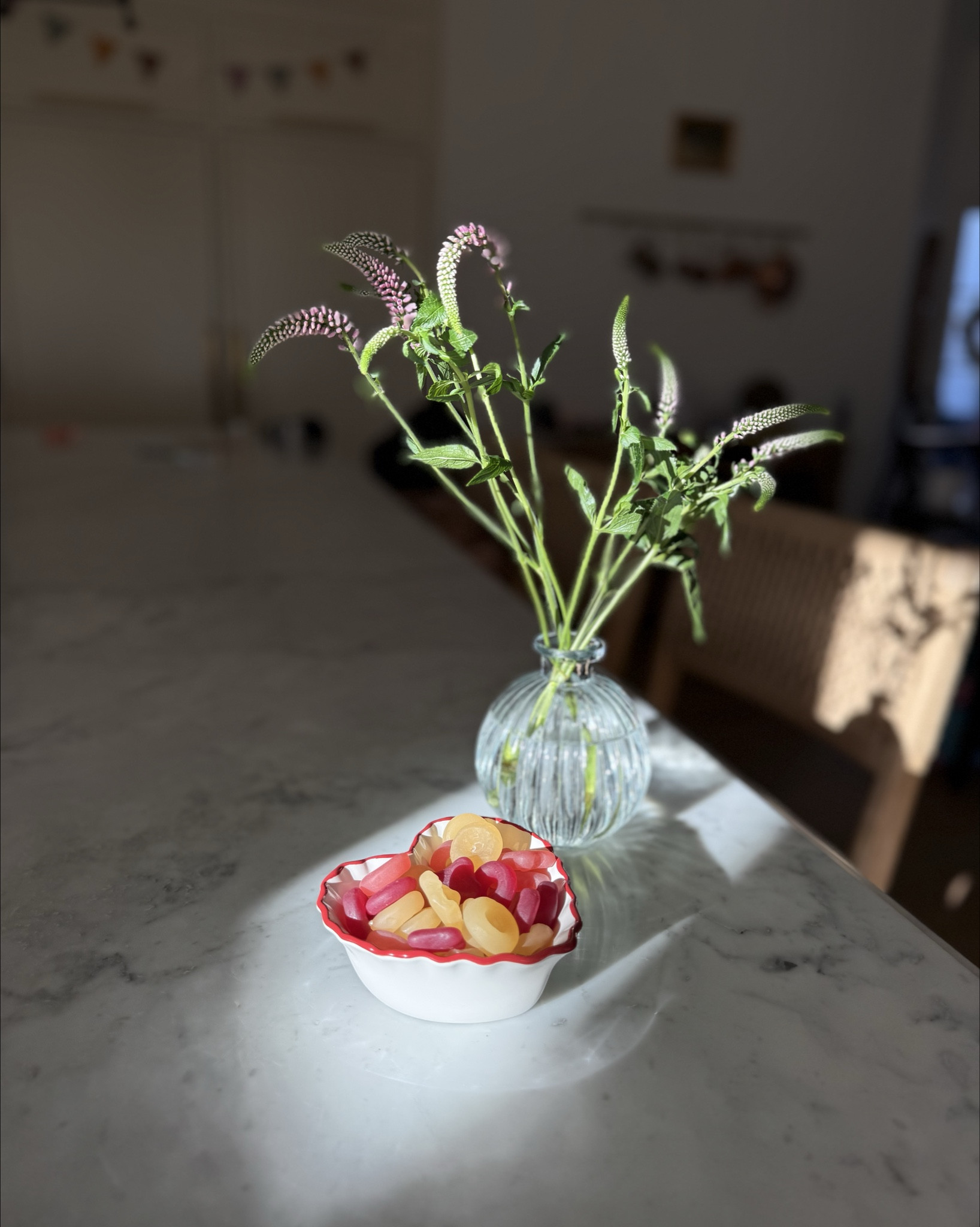 The perfect @Target bowl 🤝 Trader Joe’s valentines gummies 

Valentine’s Day 
Kitchen home style
Interior design
Home decor
Valentine’s Day party 


#LTKHome #LTKmomlife #LTKValentine