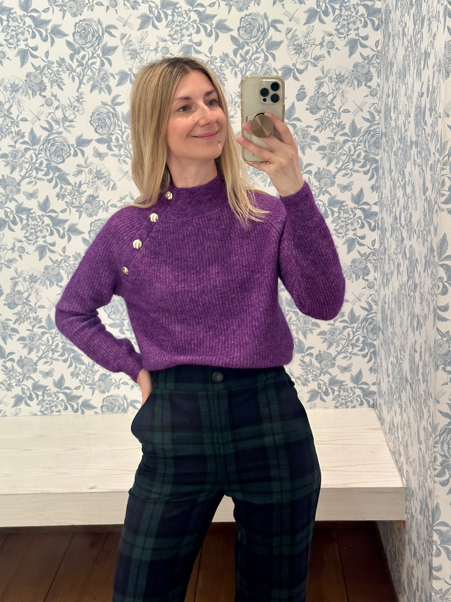 Fall color palette: navy and purple ✨ everyday outfit inspo: tartan high waisted pants paired with a statement purple sweater 