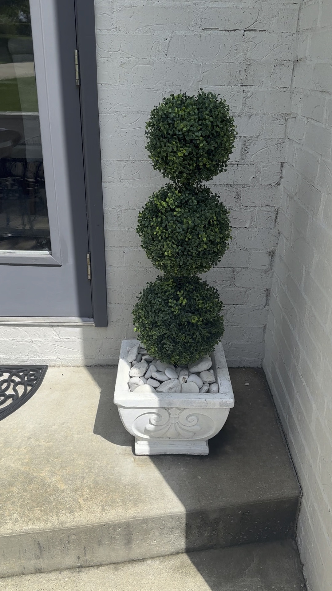 Walmart faux topiary plant with white beach rocks. 

#plants
#topiary 
#garden
#walmarthome

#LTKhome